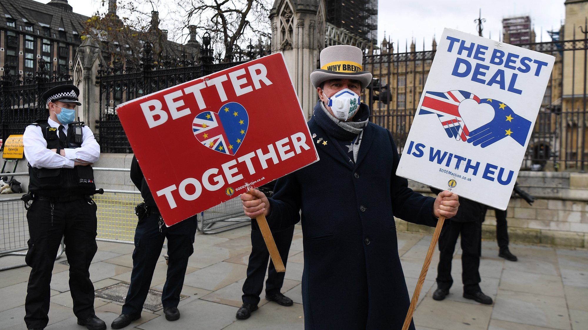 epa08813272 A pro EU demonstrator protests outside parliament during Brexit talks in London, Britain, 11 November 2020. Brexit negotiations are continuing in London ahead of a looming deadline.  EPA/ANDY RAIN