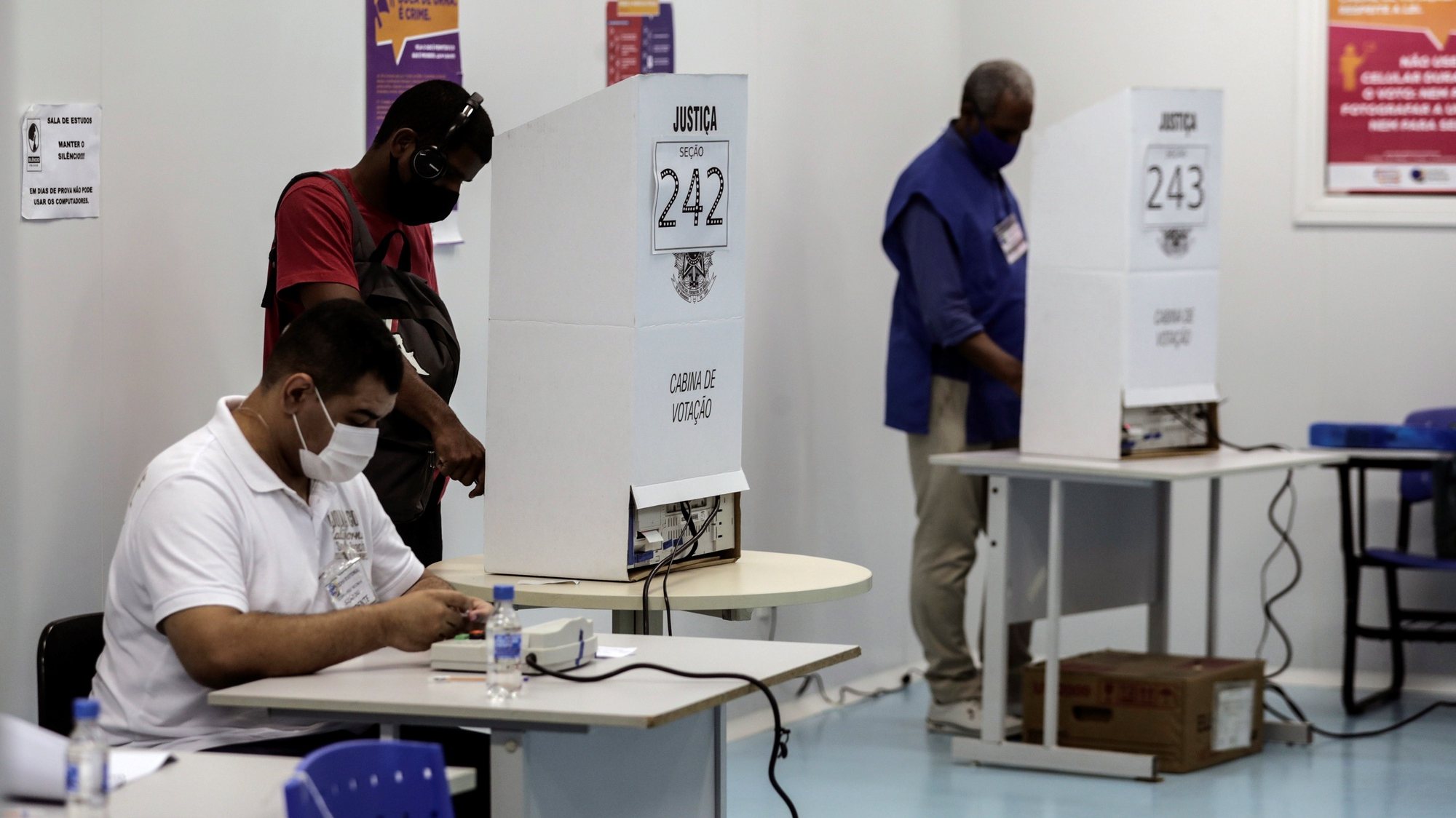 epa08821825 Citizens vote at a polling station during local election in Rio de Janeiro, Brazil, 15 November 2020. Voters are to elect mayors and councelmen  in some 5,596 Brazilian towns for next four years.  EPA/Antonio Lacerda