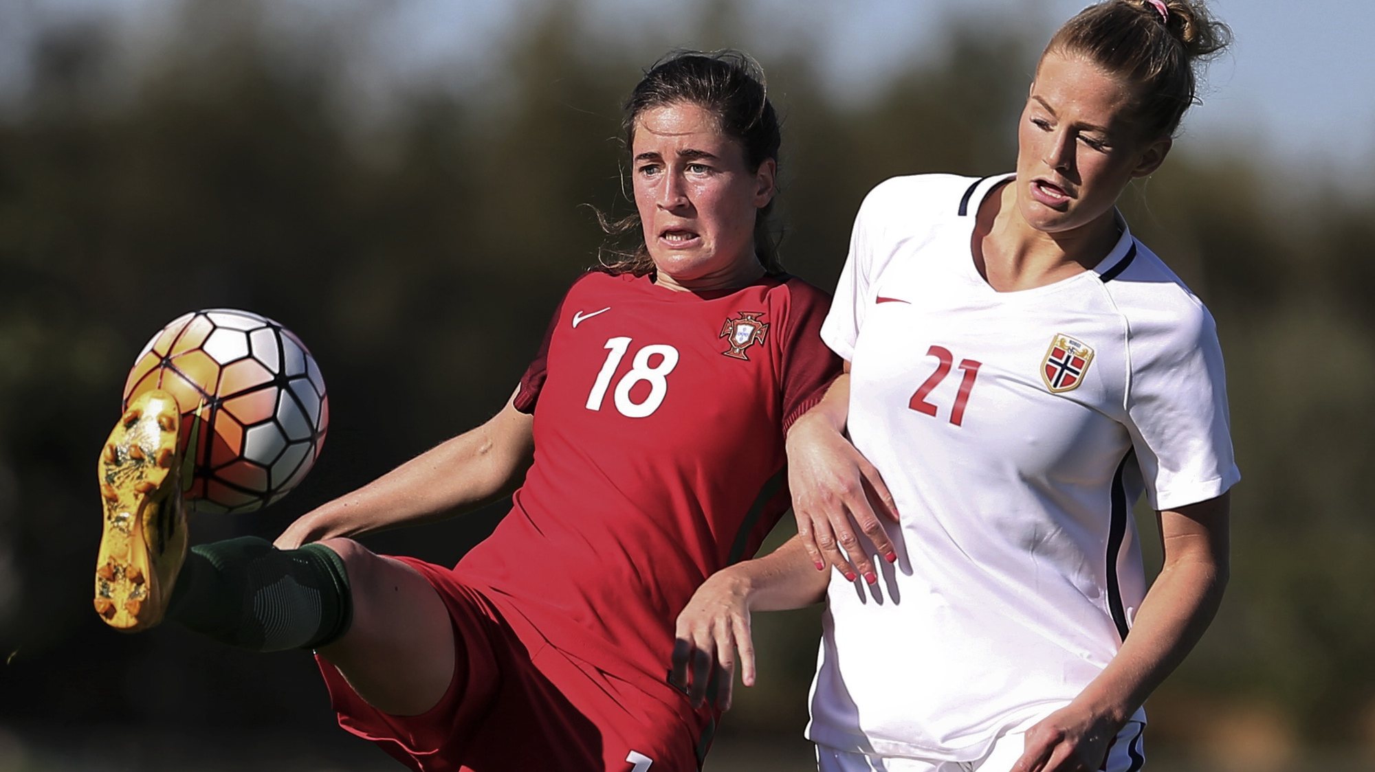 Portuguese player Carolina Mendes (L) and Norwegian Lisa - Marie Utland fight for the ball during the match at the Women Soccer Algarve Cup held at Bela Vista Stadium, Lagoa, Portugal, 08 March 2017. NUNO VEIGA/LUSA