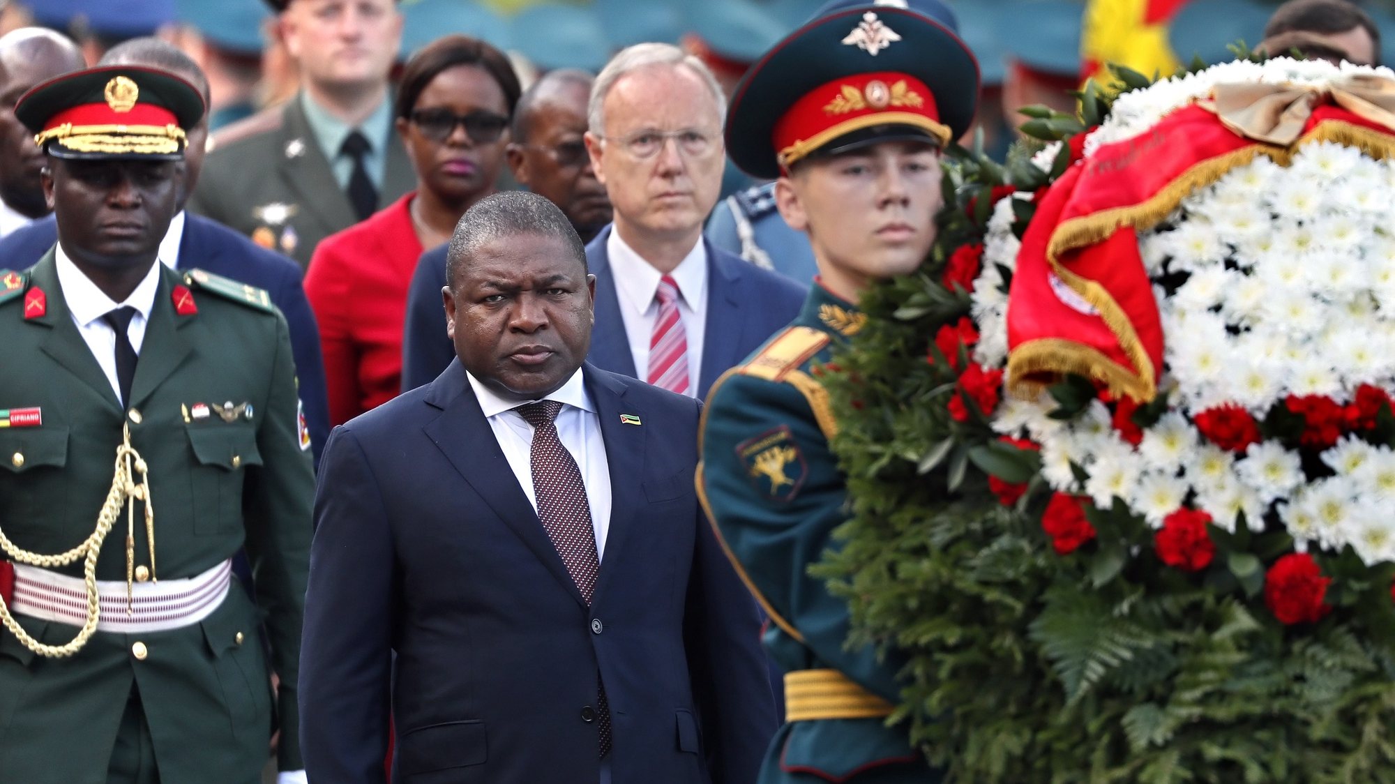epa07783406 President of Mozambique Filipe Nyusi (C) attends a wreath laying ceremony at the Tomb of the Unknown Soldier in Moscow, Russia, 21 August 2019. Nyusi is on official visit to Russia.  EPA/YURI KOCHETKOV / POOL