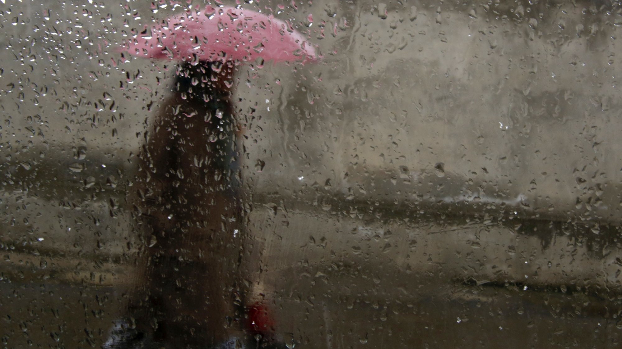 epa07333679 Kashmiri women holding an umbrella seen through a car window during rain in Srinagar, the summer capital of Indian Kashmir, 31 January 2019. Srinagar-Jammu highway which connects Indian Kashmir with the rest of the world was closed for traffic and several flights were cancelled at Srinagar airport due to bad weather and poor visibility, according to local news reports.  EPA/FAROOQ KHAN