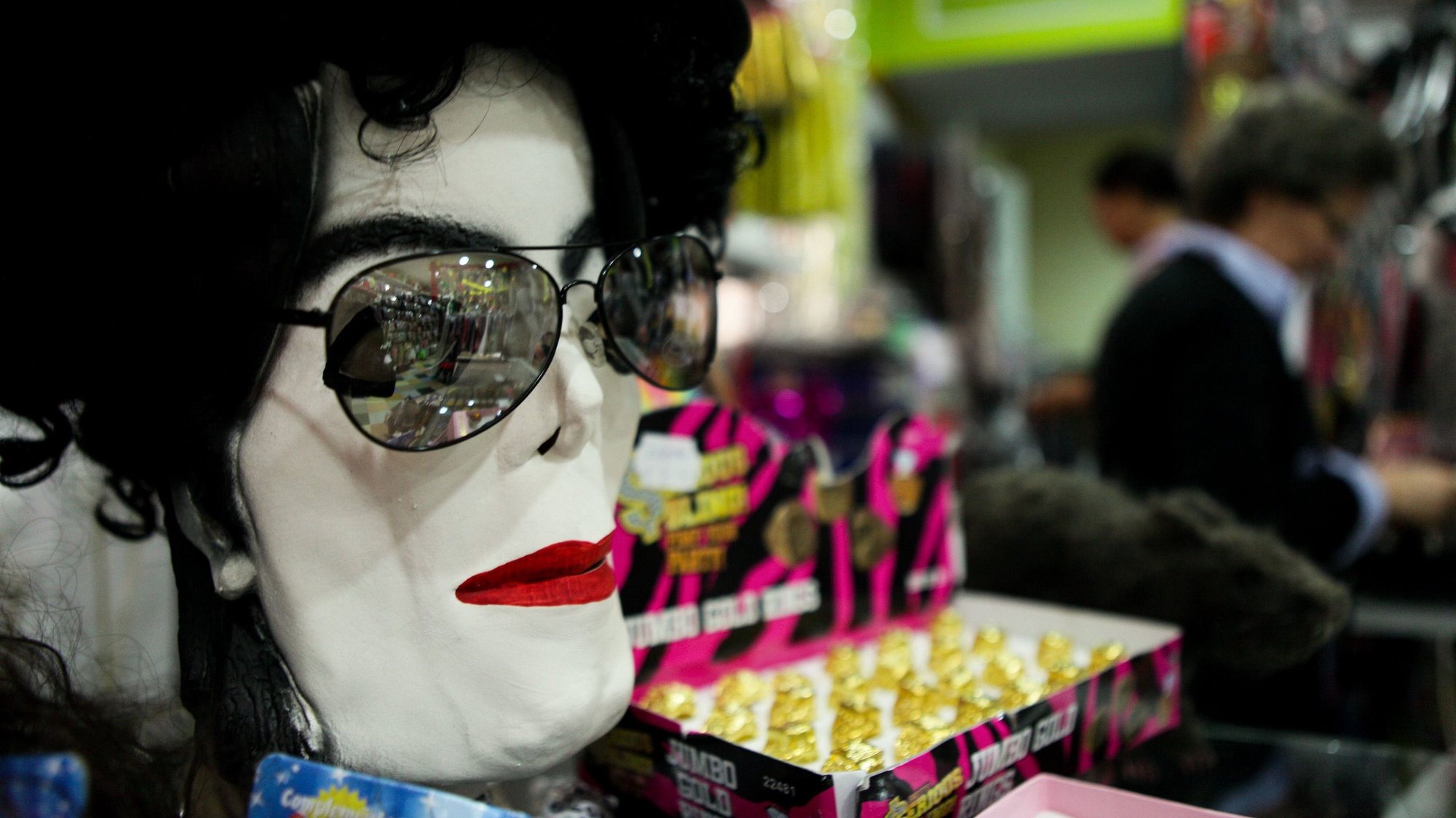 Uma máscara de Michael Jackson, uma dos muitos disfarces de Carnaval que se podem comprar na Casa Carnaval, a loja mais antiga de artigos de Carnaval de Lisboa com cerca de 122 anos, em Lisboa, 02 março de 2011. (ACOMPANHA TEXTO). MIGUEL A. LOPES / LUSA