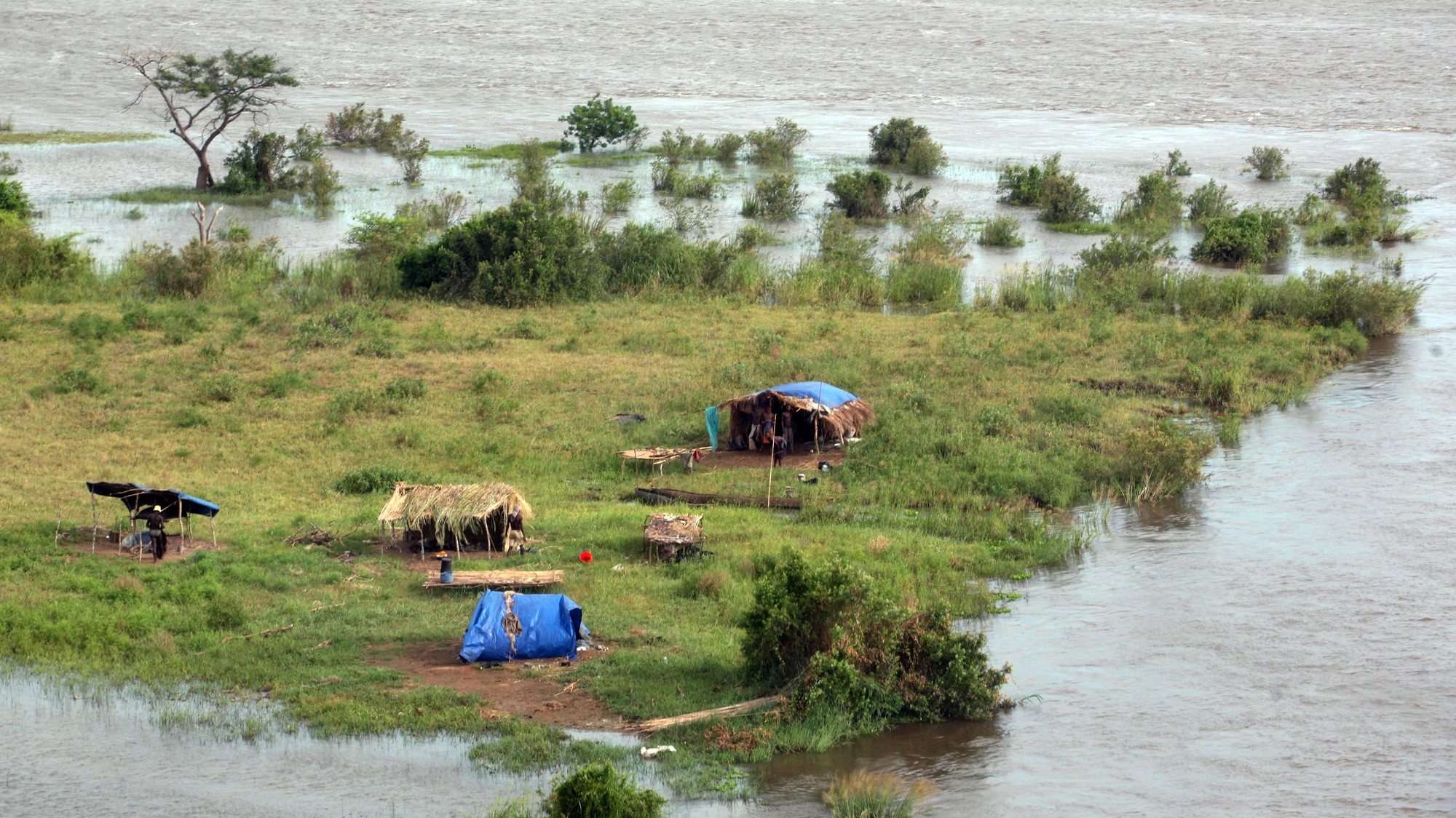 Vista aérea do Vale do Zambeze em Moçambique. A subida das águas do rio provocaram o corte de estradas e o isolamento de várias habitações. Caia, 19 de Janeiro de 2008. PEDRO SA DA BANDEIRA / LUSA