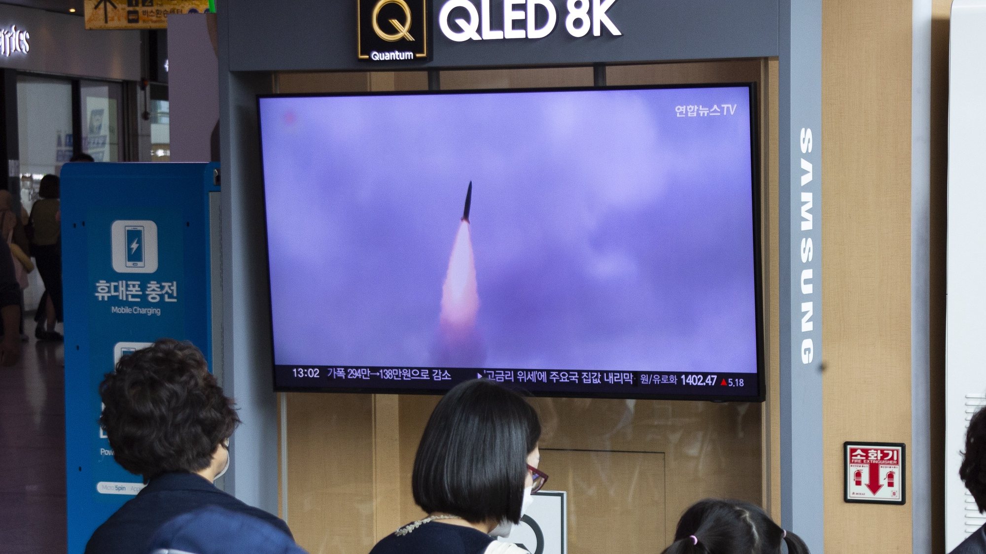 epa10214810 Commuters watch the news about a North Korea ballistic missile launch, at a station in Seoul, South Korea, 30 September 2022. According to South Korea&#039;s Joint Chiefs of Staff (JCS), Pyongyang launched two more ballistic missiles towards the East Sea on the evening of 29 September, hours after the US vice president met with South Korea&#039;s head of state in Seoul. Two more missiles were also tested on 28 September.  EPA/JEON HEON-KYUN