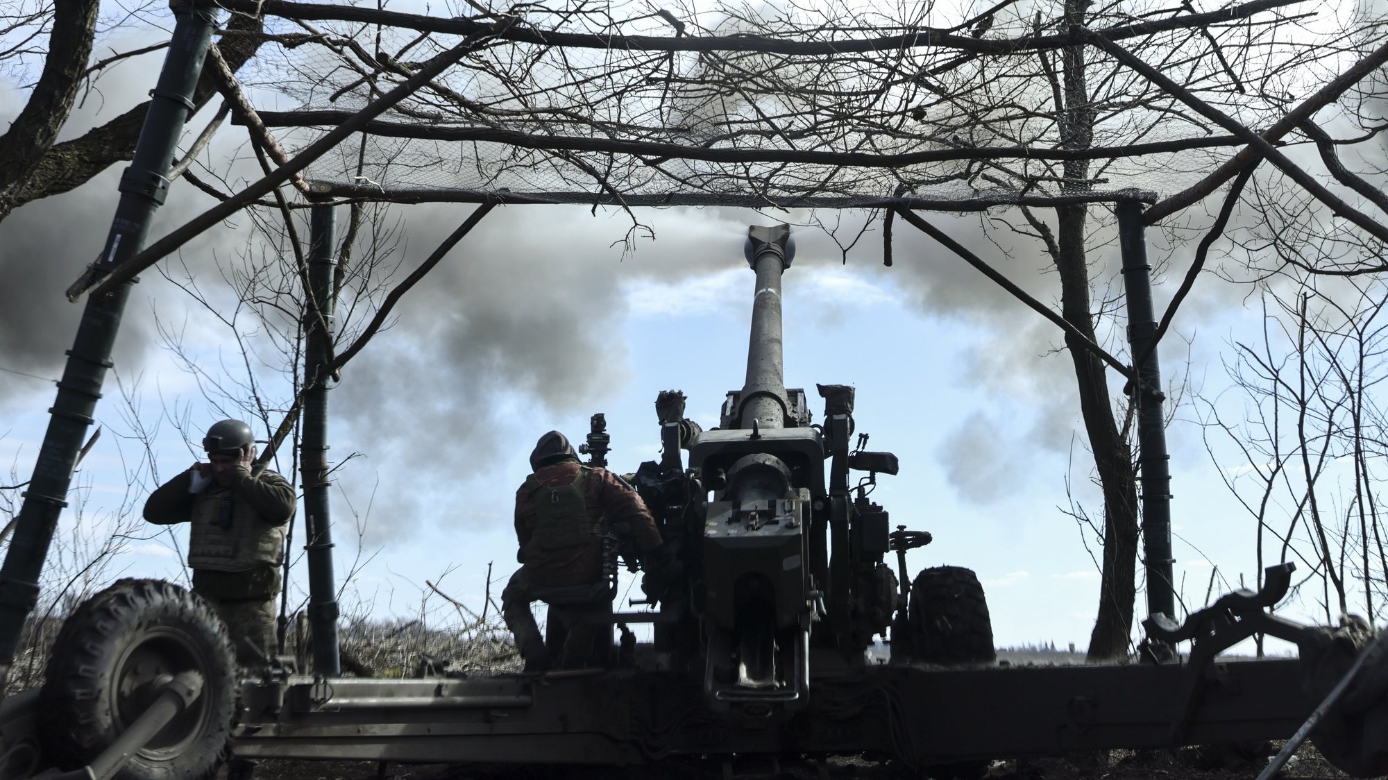 epa10500960 Ukrainian soldiers fire a FH70 howitzer from their position in the Zaporizhzhia area, Ukraine, 02 March 2023 (issued 03 March 2023) Russian troops entered Ukrainian territory on 24 February 2022, starting a conflict that has provoked destruction and a humanitarian crisis.  EPA/STR