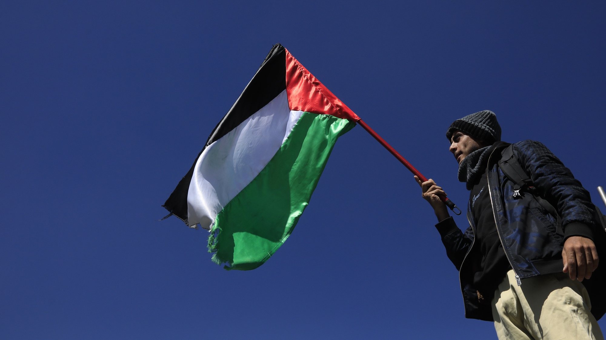 epa11067892 A student waves a Palestinian flag during a protest in solidarity with the Palestinian people, at Sana&#039;a University in Sana&#039;a, Yemen, 10 January 2024. University students staged a solidarity protest in Sana&#039;a University to express their support for the Palestinian people and denounce the Israeli strikes on the Gaza Strip. Thousands of Israelis and Palestinians have been killed since the militant group Hamas launched an unprecedented attack on Israel from the Gaza Strip on 07 October, and the Israeli strikes on the Palestinian enclave which followed it.  EPA/YAHYA ARHAB