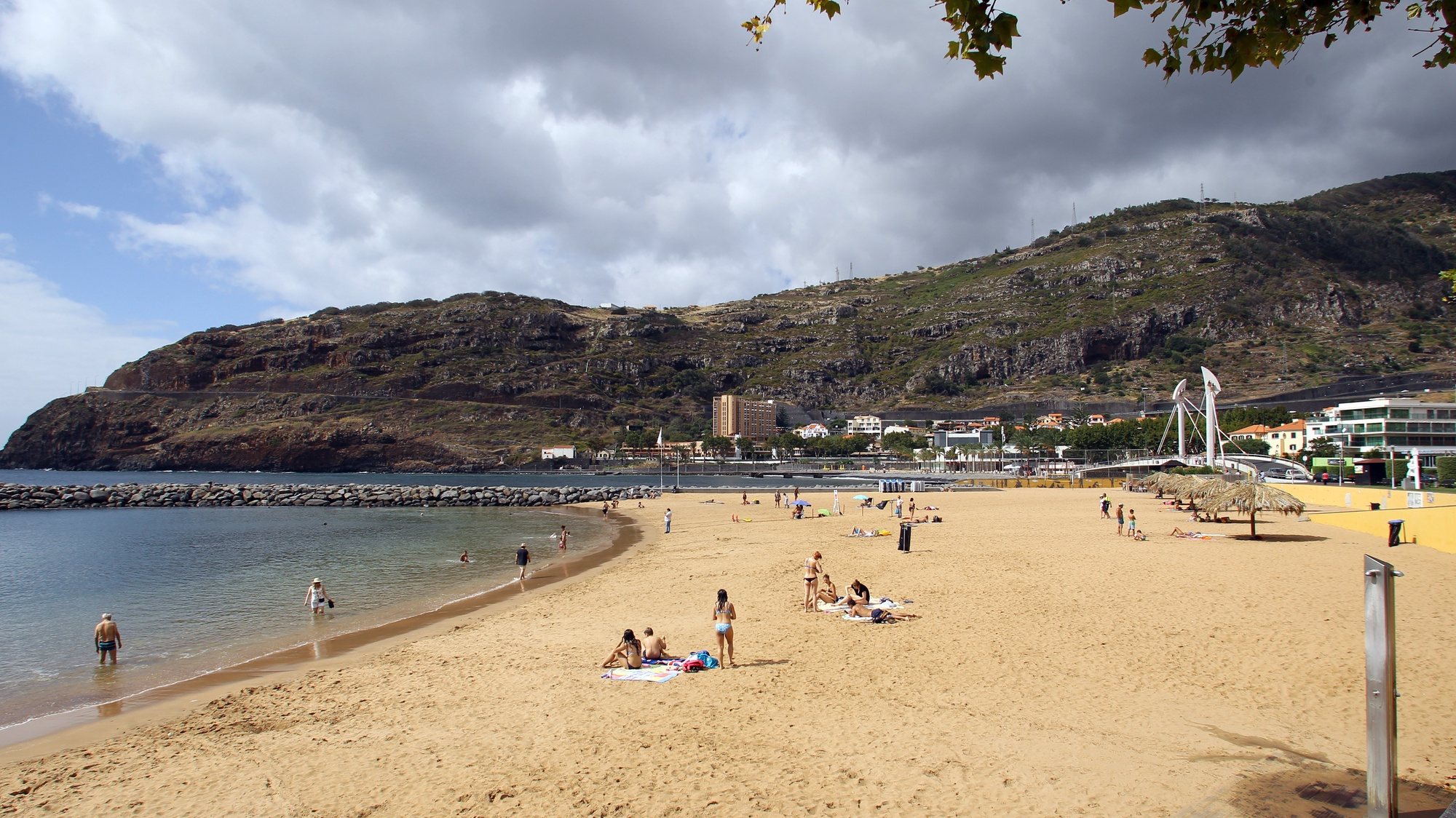 Praia de areia artificial, Machico, Madeira, 01 de setembro de 2017. HOMEM DE GOUVEIA/LUSA