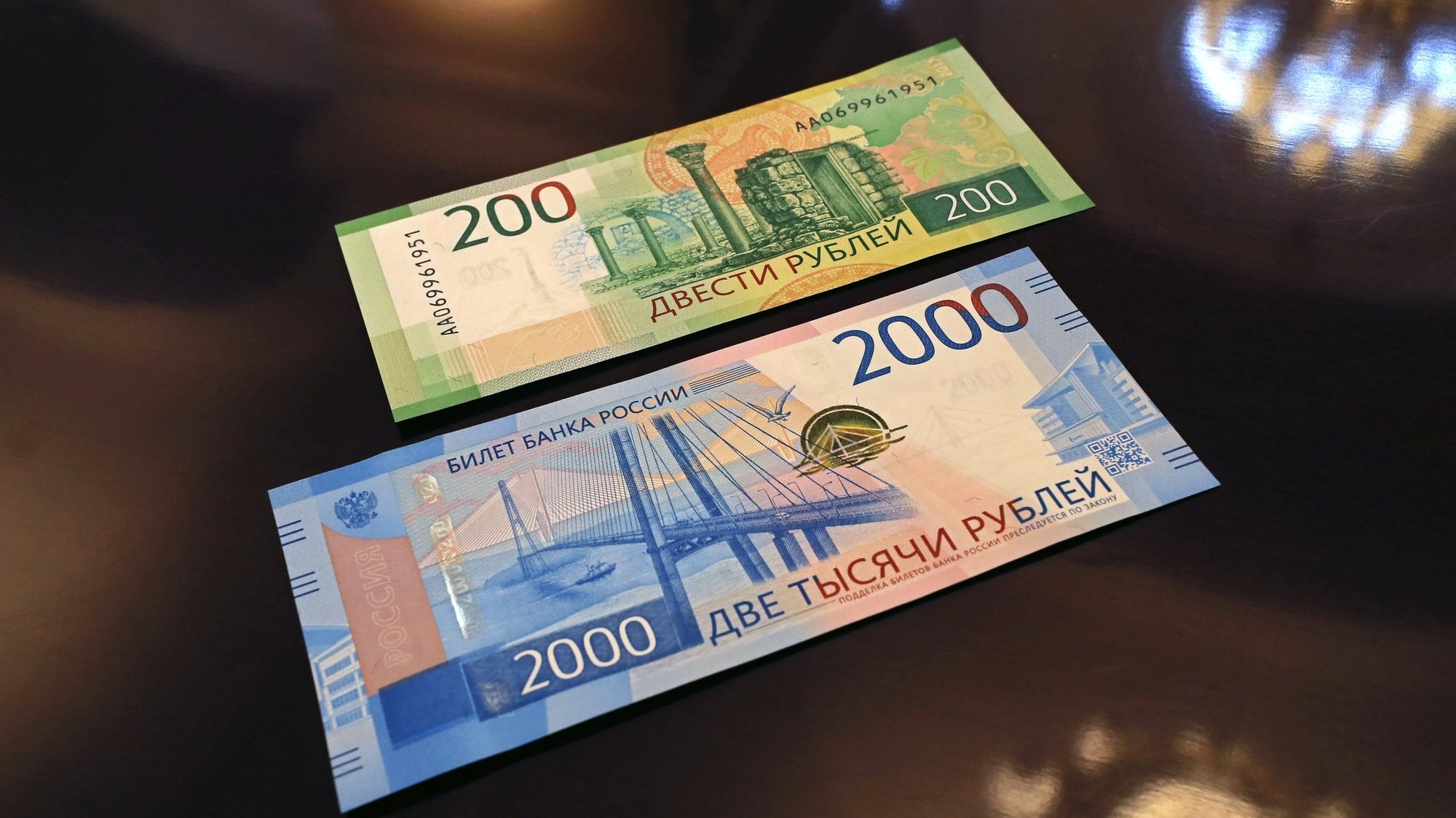 epa06265942 The new 200 and 2000 rubles banknotes are on display in the museum of the Russian Central Bank during the Open Day at the Russian Central Bank in Moscow, Russia, 14 October 2017. Guests were able to see the historical part of the architectural ensemble of the Bank of Russia and museum expositions located in the building.  EPA/YURI KOCHETKOV