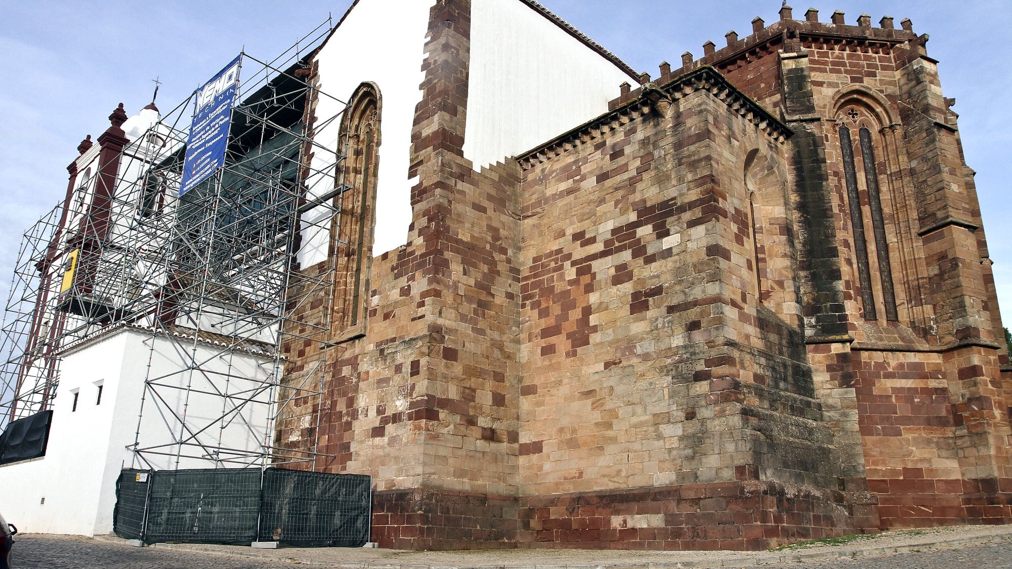 A primeira fase das obras de conservação e restauro da antiga Sé de Silves, classificada como Monumento Nacional desde 1922, deverá ficar concluída em Julho de 2010, em Portimão, 27 de Novembro de 2009. (ACOMPANHA TEXTO) LUIS FORRA/LUSA