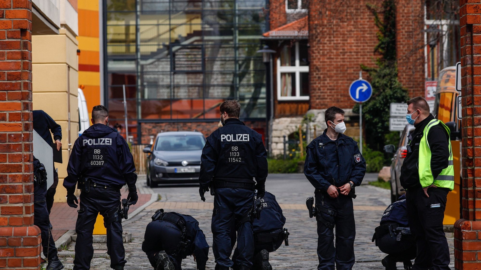 epa09167581 Police investigate in front of Oberlin care Clinic in Potsdam, Germany, 29 April 2021. German police arrested a woman on suspicion of killing four people on late evening of 28 April.  EPA/FILIP SINGER