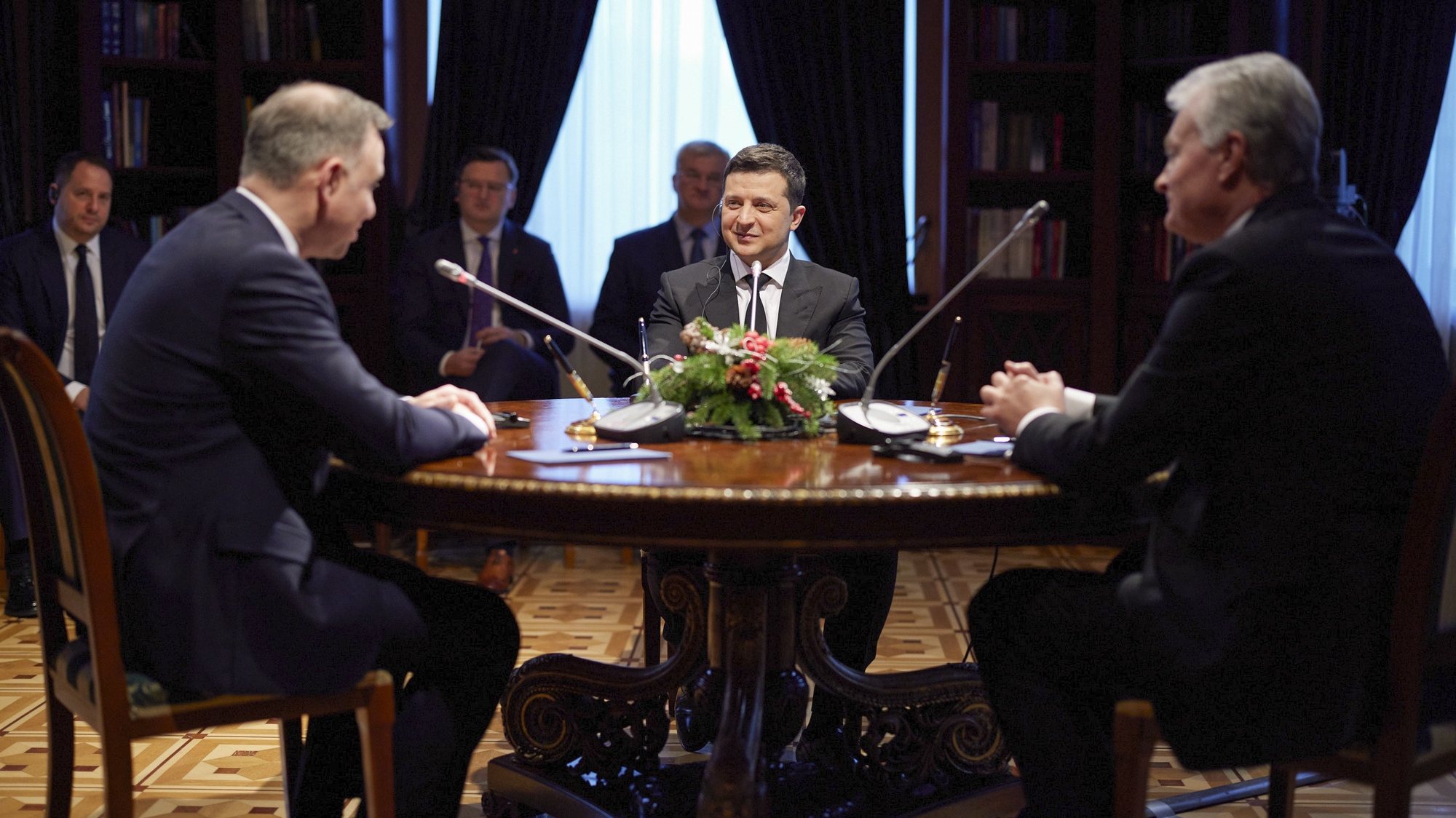epa09651498 A handout photo made available by the Ukrainian presidential press service shows Ukrainian President Volodymyr Zelensky (C), Lithuanian President Gitanas Nauseda (R) and Polish President Andrzej Duda (L) during their trilateral meeting in the State residence Synyogora, not far from the Western-Ukrainian city of Ivano-Frankivsk, Ukraine, 20 December 2021. The Ukrainian, Polish and Lithuanian presidents arrived to the Synyogora State residence for a tripartite meeting, and after that they they are expected to sign a joint statement.  EPA/UKRAINIAN PRESIDENTIAL PRESS SERVICE HANDOUT HANDOUT  HANDOUT EDITORIAL USE ONLY/NO SALES