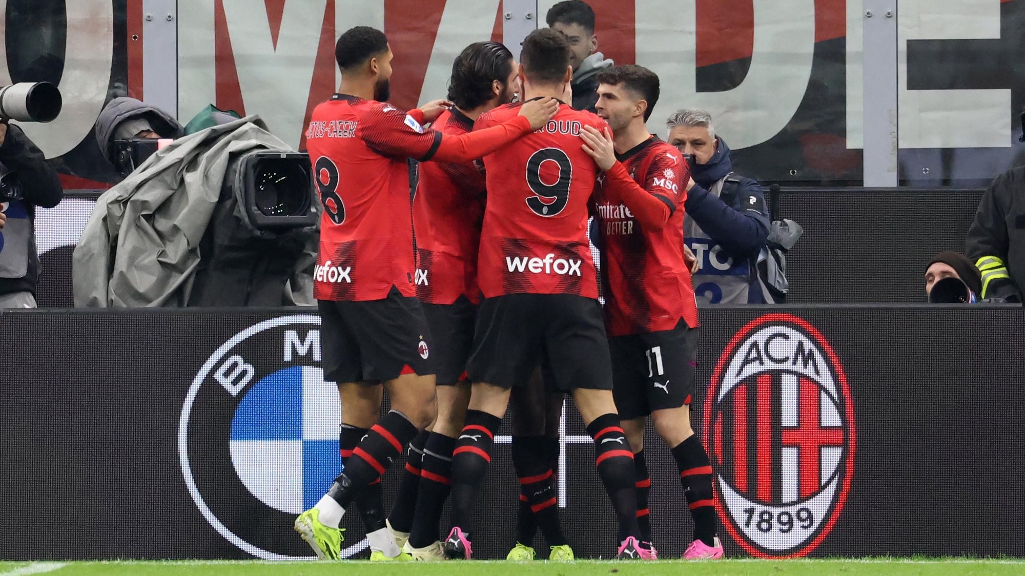epa11181366 AC Milanâ€™s Rafael Leao jubilates with his teammates after scoring the opening goal during the Italian Serie A soccer match between AC Milan and Atalanta at Giuseppe Meazza stadium in Milan, Italy, 25 February 2024.  EPA/MATTEO BAZZI
