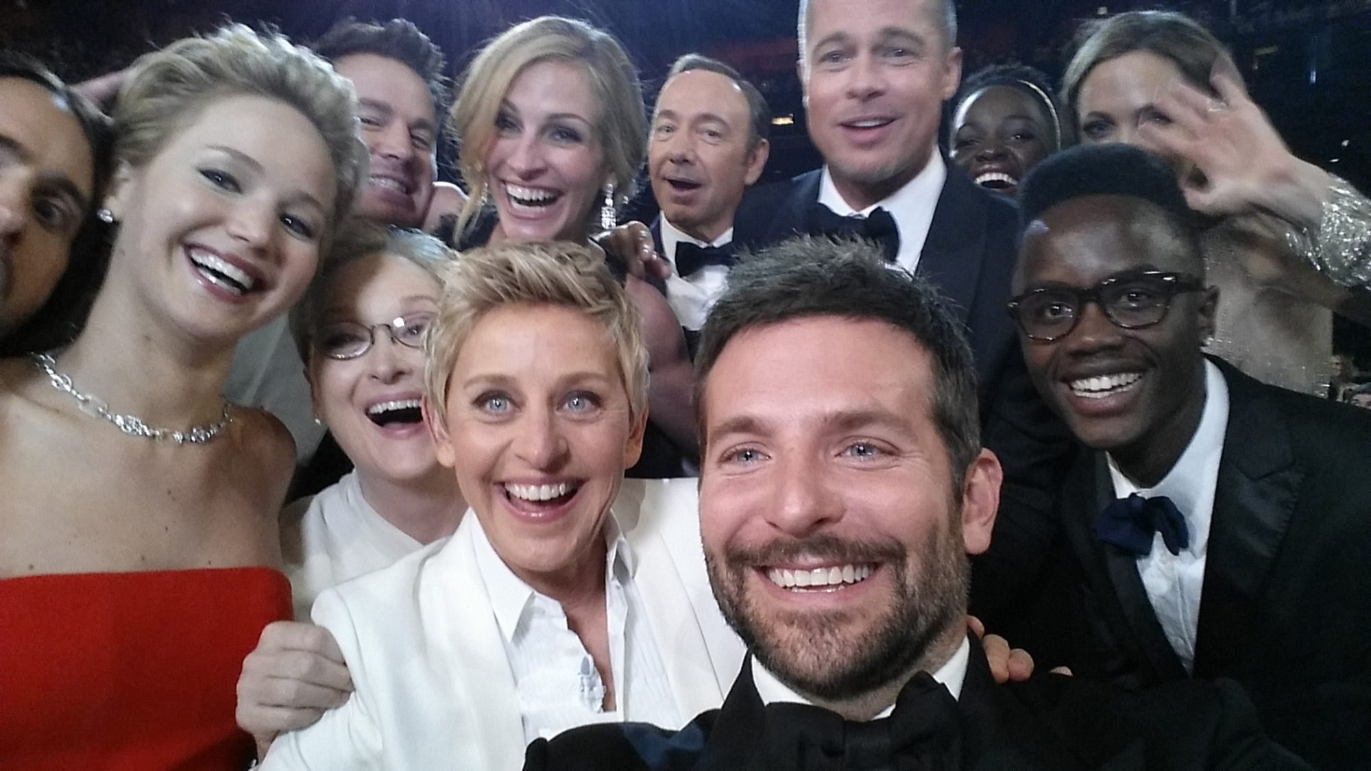 Para Nigel Hurst, diretor executivo da galeria, a 'selfie' é um grande exemplo de como a sociedade está a mudar. A selfie coletiva tirada numa recente cerimónia dos Óscares de Hollywood é um bom exemplo.