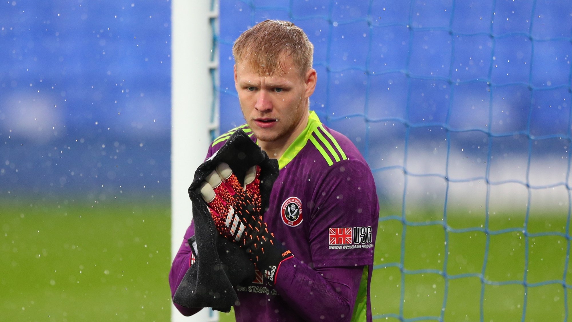 epa09205071 Sheffield&#039;s goalkeeper Aaron Ramsdale prepares for the English Premier League soccer match between Everton FC and Sheffield United in Liverpool, Britain, 16 May 2021.  EPA/Peter Byrne / POOL EDITORIAL USE ONLY. No use with unauthorized audio, video, data, fixture lists, club/league logos or &#039;live&#039; services. Online in-match use limited to 120 images, no video emulation. No use in betting, games or single club/league/player publications.