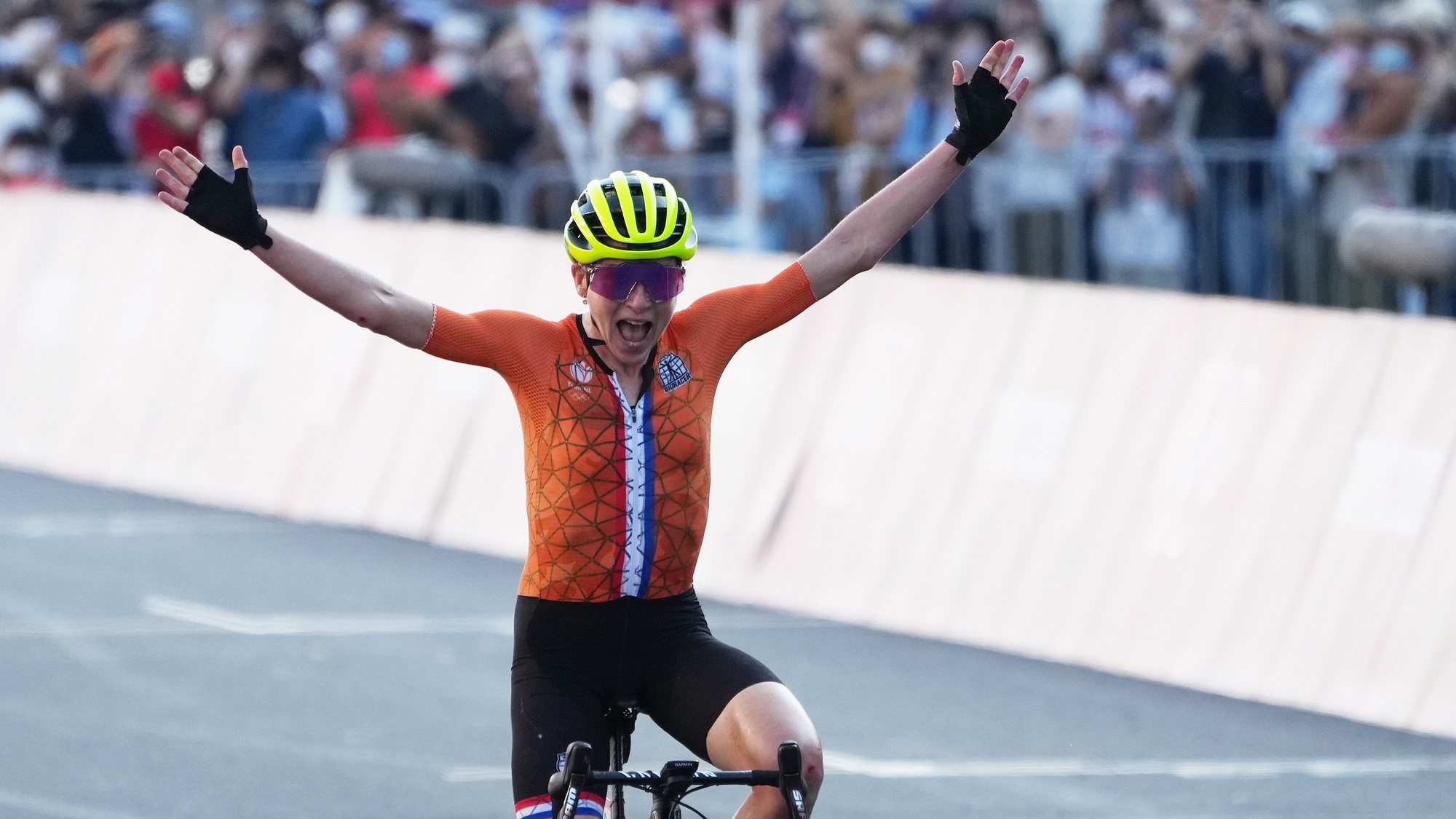 epa09364074 Annemiek van Vleuten of the Netherlands celebrates as she crosses the finish line in 4th place in the Women&#039;s Road Cycling race of the Tokyo 2020 Olympic Games at the Fuji International Speedway in Oyama, Japan, 25 July 2021.  EPA/CHRISTOPHER JUE