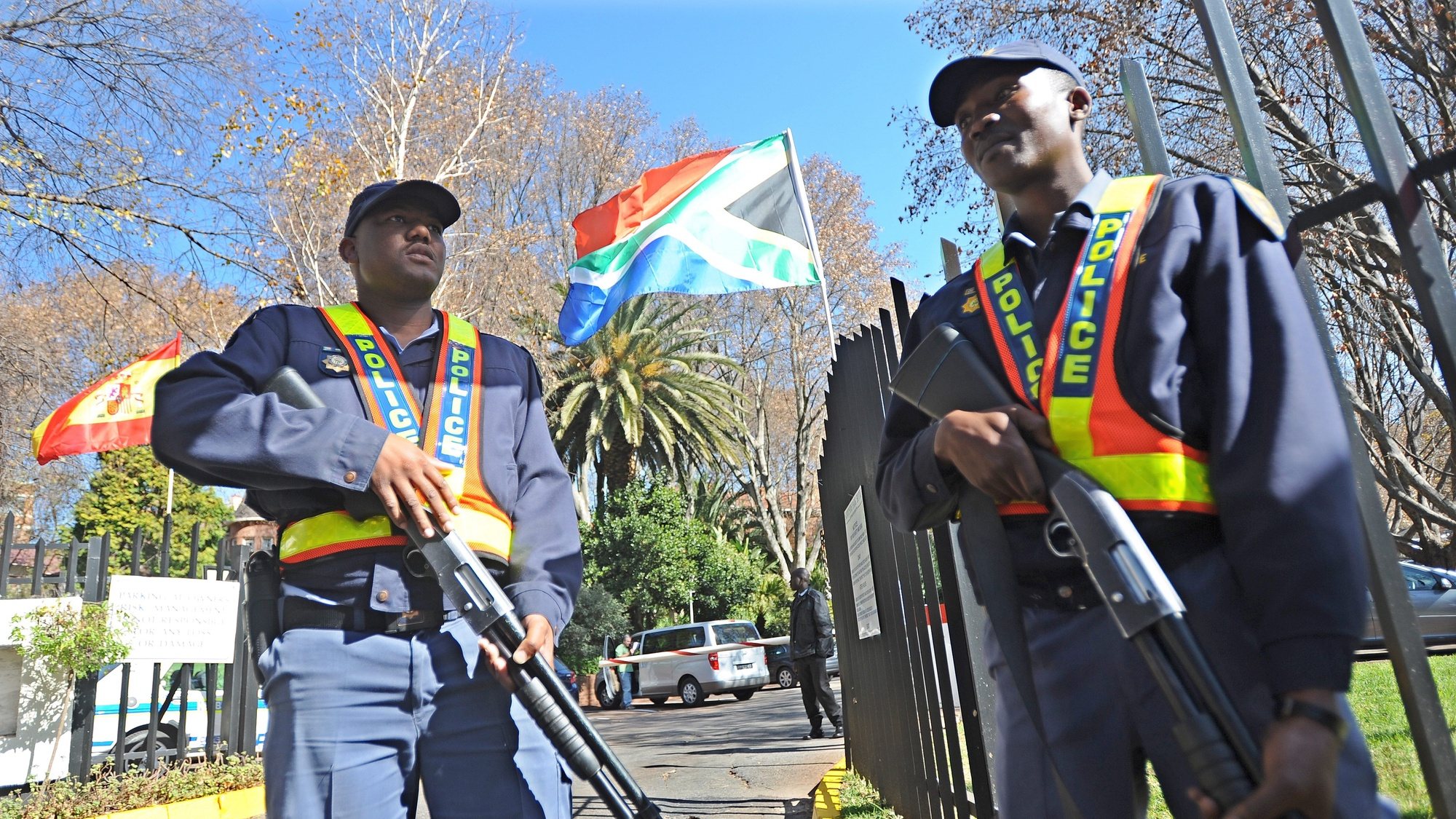 epa02193545 South African police officer secure the entrance of the Suunyside Park Hotel in Johannesburg, South Africa, 09 June 2010. The Serbian national soccer team is based at the Suunyside Park Hotel  during the FIFA 2010 Soccer World Cup due to kick off on June 11.  EPA/GEORGI LICOVSKI