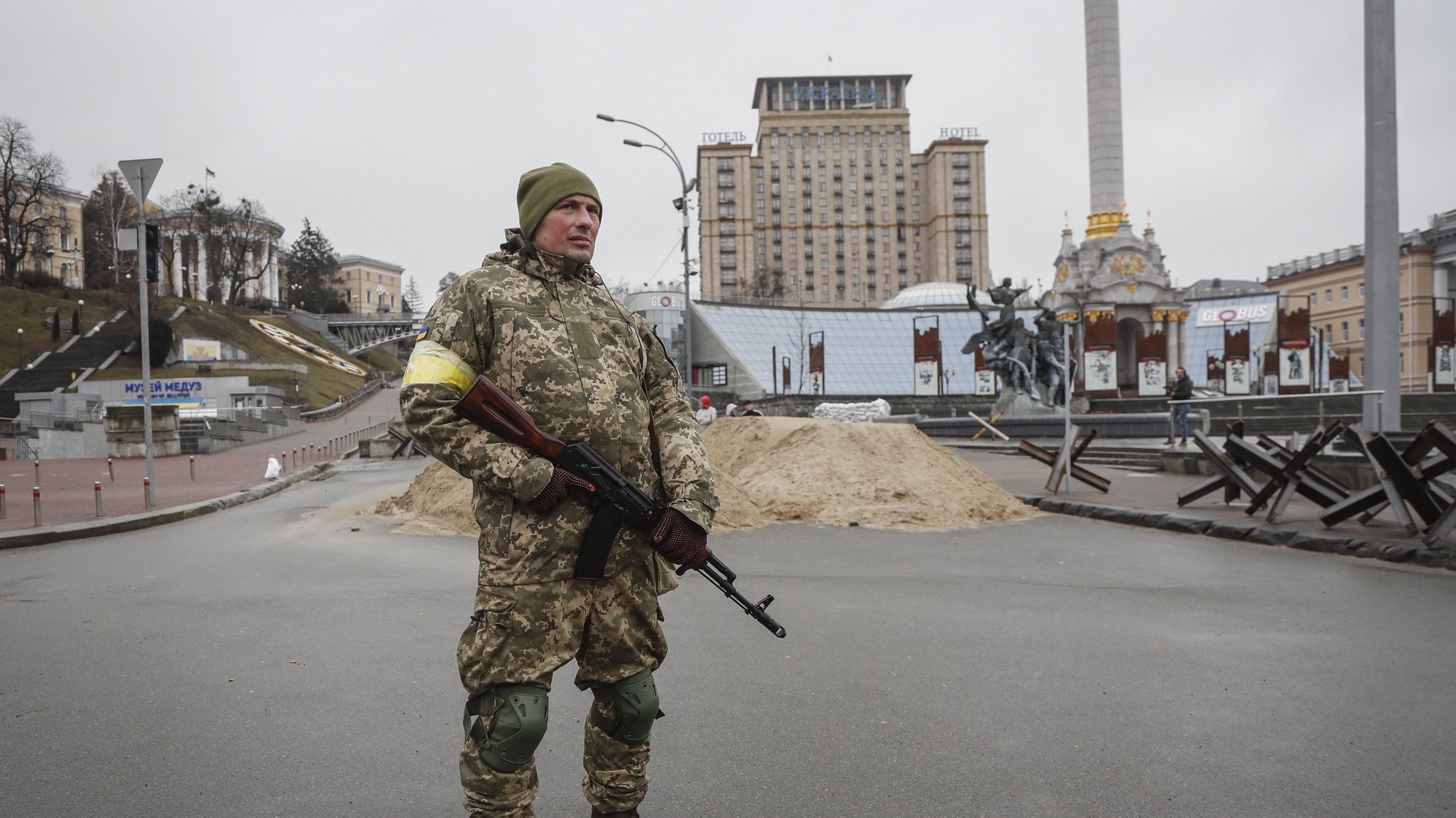 Um soldado ucraniano em Kiev, na Ucrânia. 3 de março de 2022