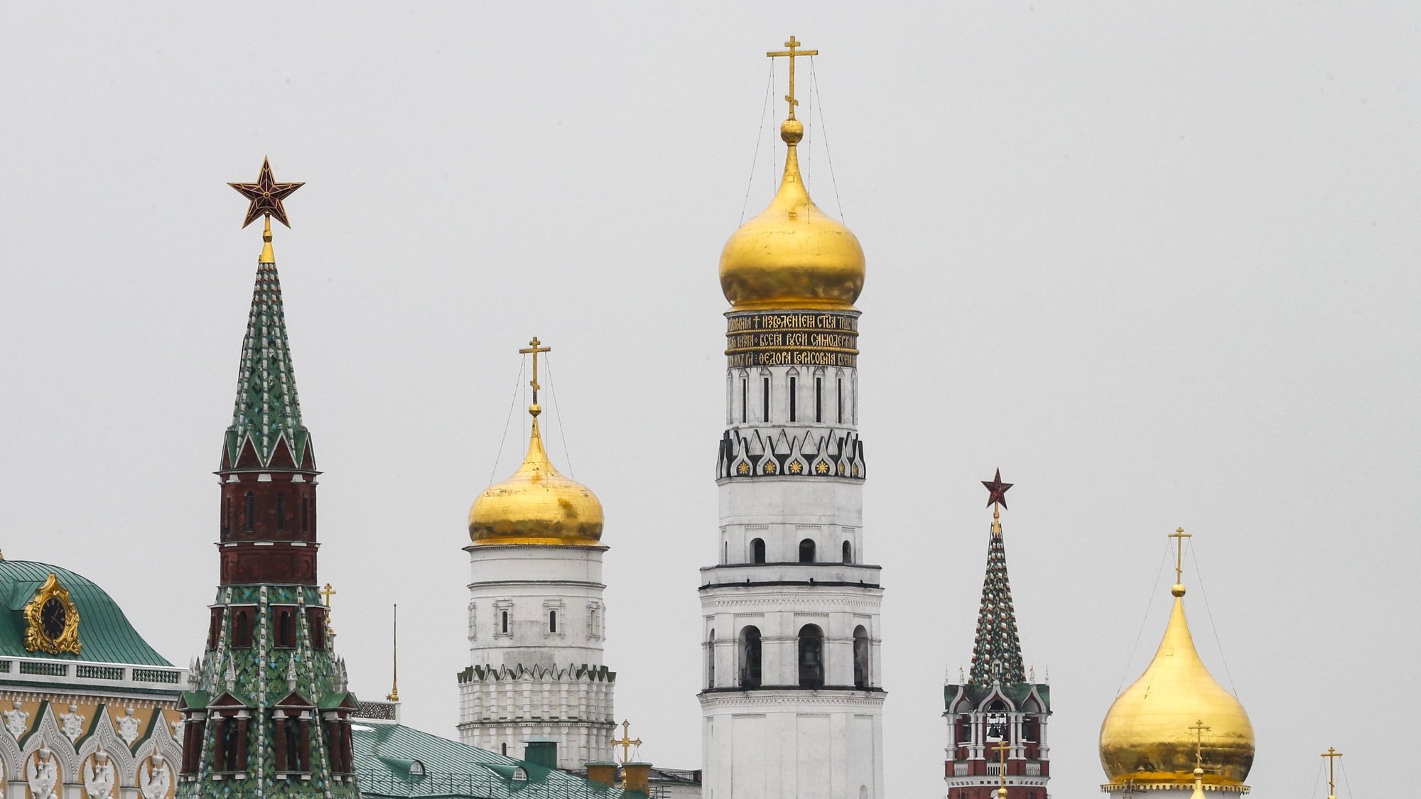 epa10552550 A view of the tower Moskvoretskaya of Moscow Kremlin (L), Ivan the Great Bell Tower (C) and Archangel Cathedral (R) in Moscow, Russia, 31 March 2023.  EPA/YURI KOCHETKOV