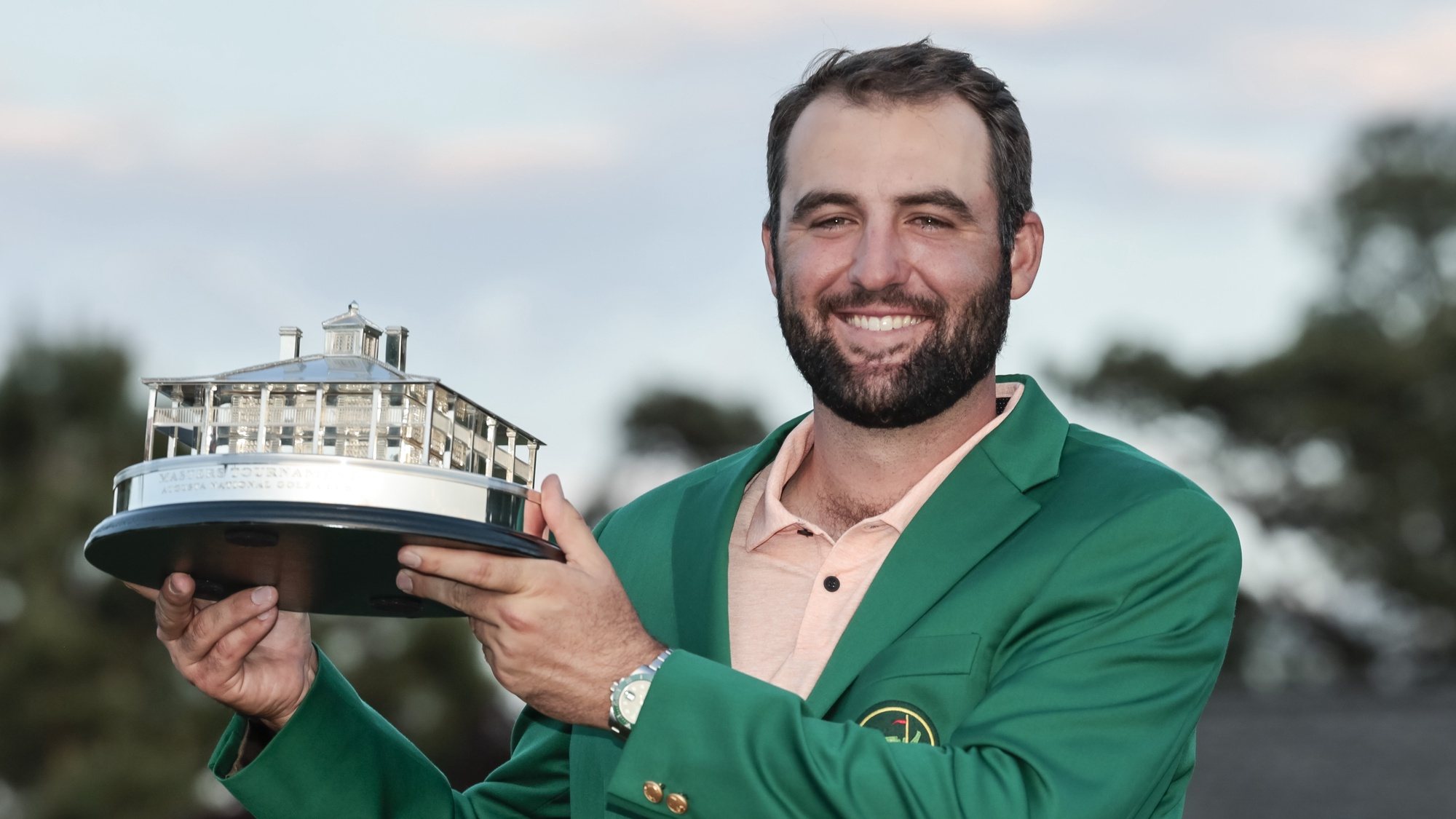 epa11279240 Golfer Scottie Scheffler of the US holds up his trophy after winning the Masters Tournament at the Augusta National Golf Club in Augusta, Georgia, USA, 14 April 2024. The Augusta National Golf Club held the Masters Tournament from 11 April through 14 April 2024.  EPA/JOHN G. MABANGLO
