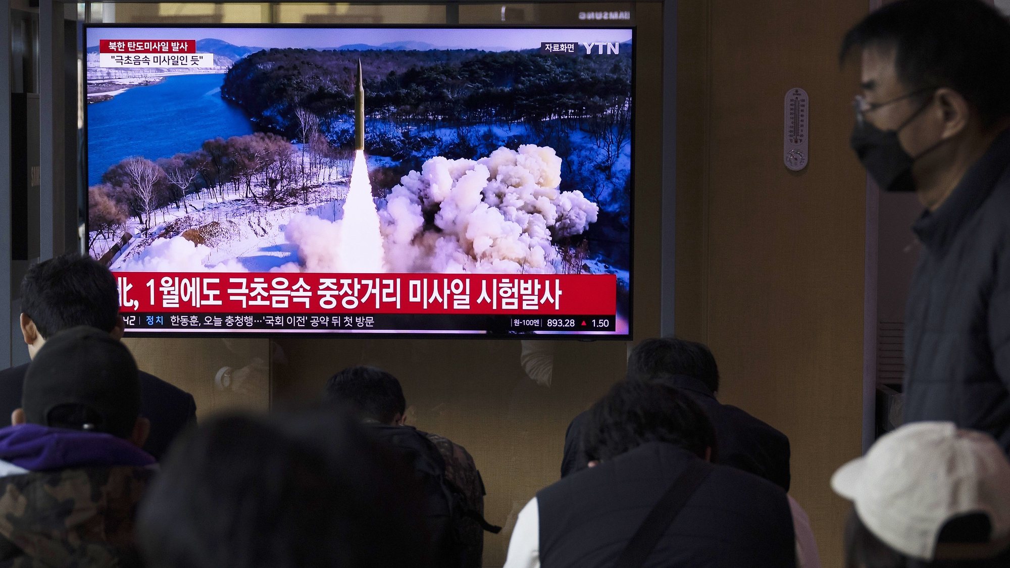 epaselect epa11255021 People watch a news segment pertaining to a North Korean missile launch, at a station in Seoul, South Korea, 02 April 2024. According to South Korea&#039;s Joint Chiefs of Staff (JCS), North Korea launched Ballistic Missile into the East Sea on 02 April.  EPA/JEON HEON-KYUN
