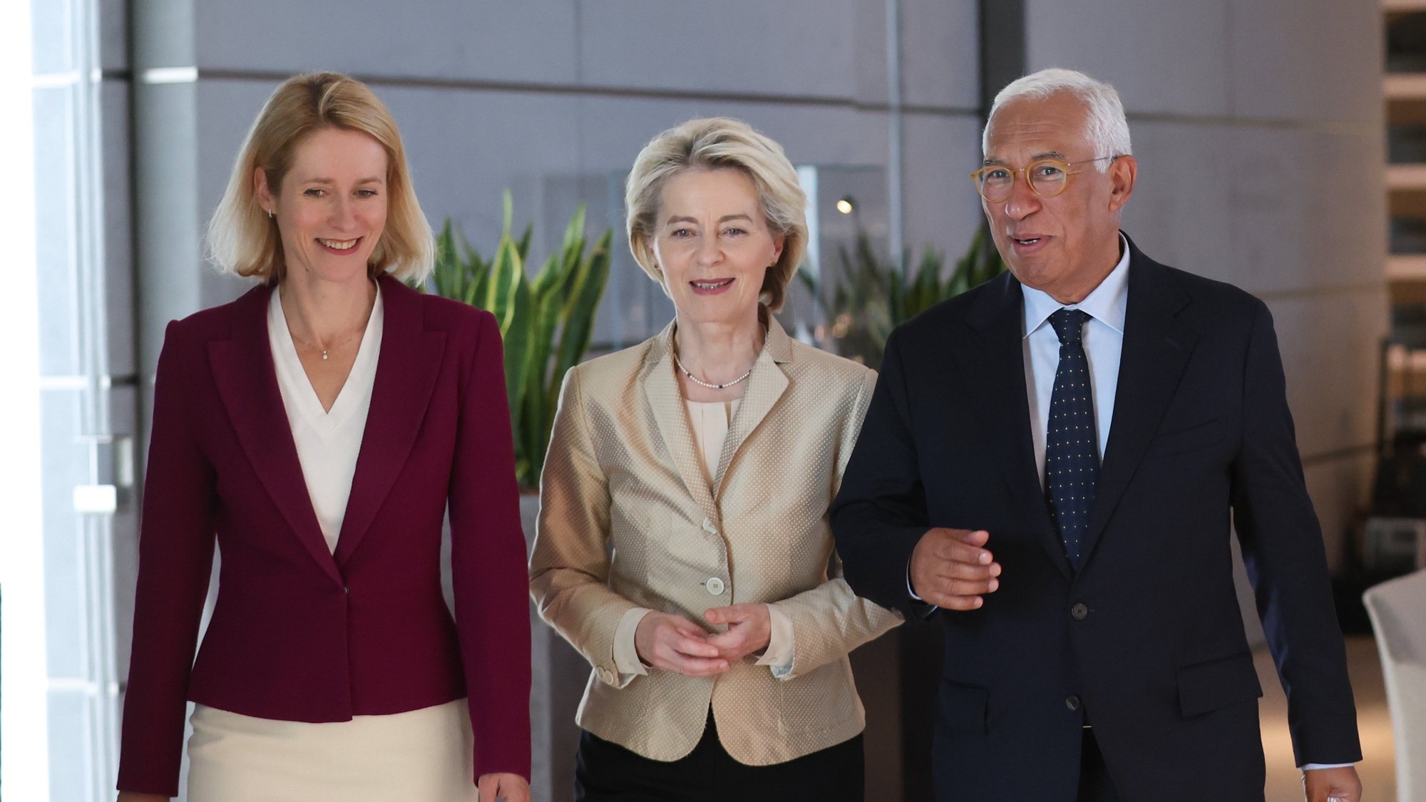 epa11443259 (L-R) Estonian Prime Minister Kaja Kallas, European Commission President Ursula Von der Leyen and former Portuguese Prime Minister Antonio Costa, during a meeting at Brussels Airport, a day after the EU summit in Brussels, Belgium, 28 June 2024. EU leaders agreed on proposing Ursula Von der Leyen as candidate for President of the European Commission and Kaja Kallas as High Representative of the Union for Foreign Affairs and Security Policy, while Antonio Costa was elected as European Council President during a summit to discuss the Strategic Agenda 2024-2029, the next institutional cycle, Ukraine, the Middle East, competitiveness, security and defense, among other topics.  EPA/OLIVIER HOSLET / POOL