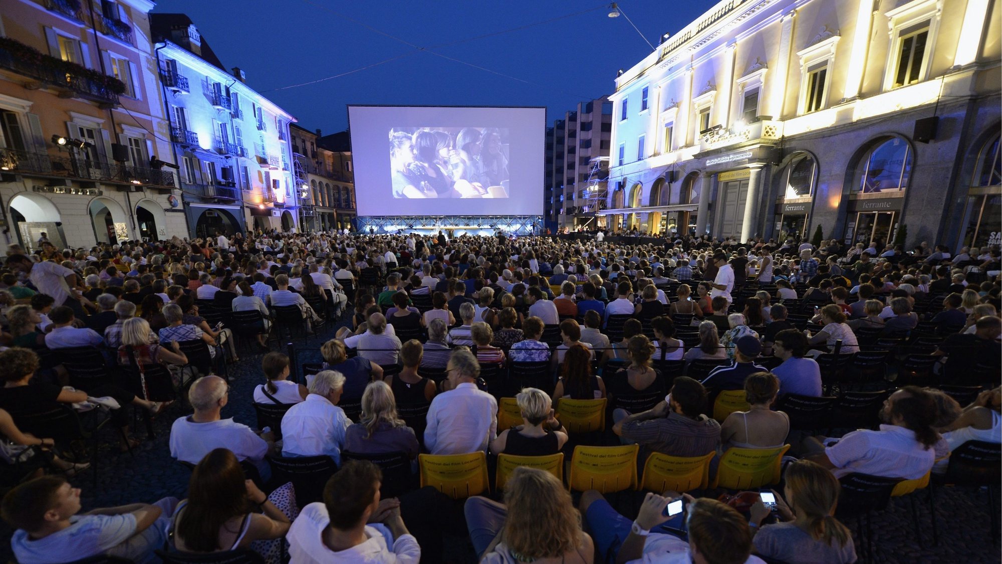 epa03815183 A general view of the audience on the Piazza Grande attending the screening of Chinatown by Roman Polanski (USA, 1974) as part of the pre-Locarno Film Festival activities in Locarno, Switzerland, 06 August 2013. The 66th Locarno Film Festival runs from 07 to 17 August 2013.  EPA/URS FLUEELER