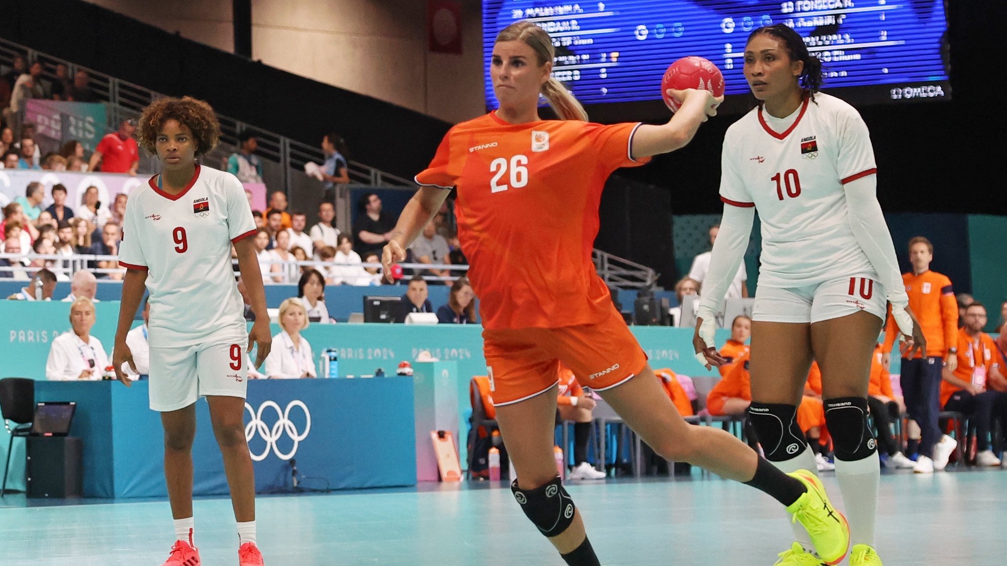 epa11495429 Angela Malestein of Netherlands in action during the Women Preliminary Round Group B Match Netherlands vs Angola of the Handball competitions in the Paris 2024 Olympic Games, at the South Paris Arena in Paris, France, 25 July 2024.  EPA/MOHAMMED BADRA