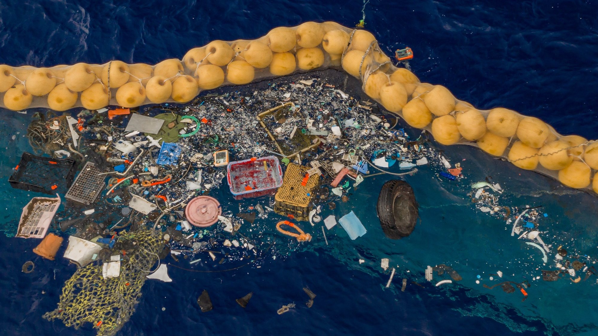 epa07892087 A handout photo made available by The Ocean Cleanup shows the company&#039;s ocean cleanup prototype System 001/B capturing plastic debris in the Great Pacific Garbage Patch, in the Pacific Ocean, 30 September 2019 (issued 03 October 2019). The self-contained system uses natural currents of the sea to passively collect plastic debris in an effort to reduce waste in the ocean. According to the Ocean Cleanup, the system is also able to filter microplastics as small as 1mm.  EPA/THE OCEAN CLEANUP HANDOUT  HANDOUT EDITORIAL USE ONLY/NO SALES