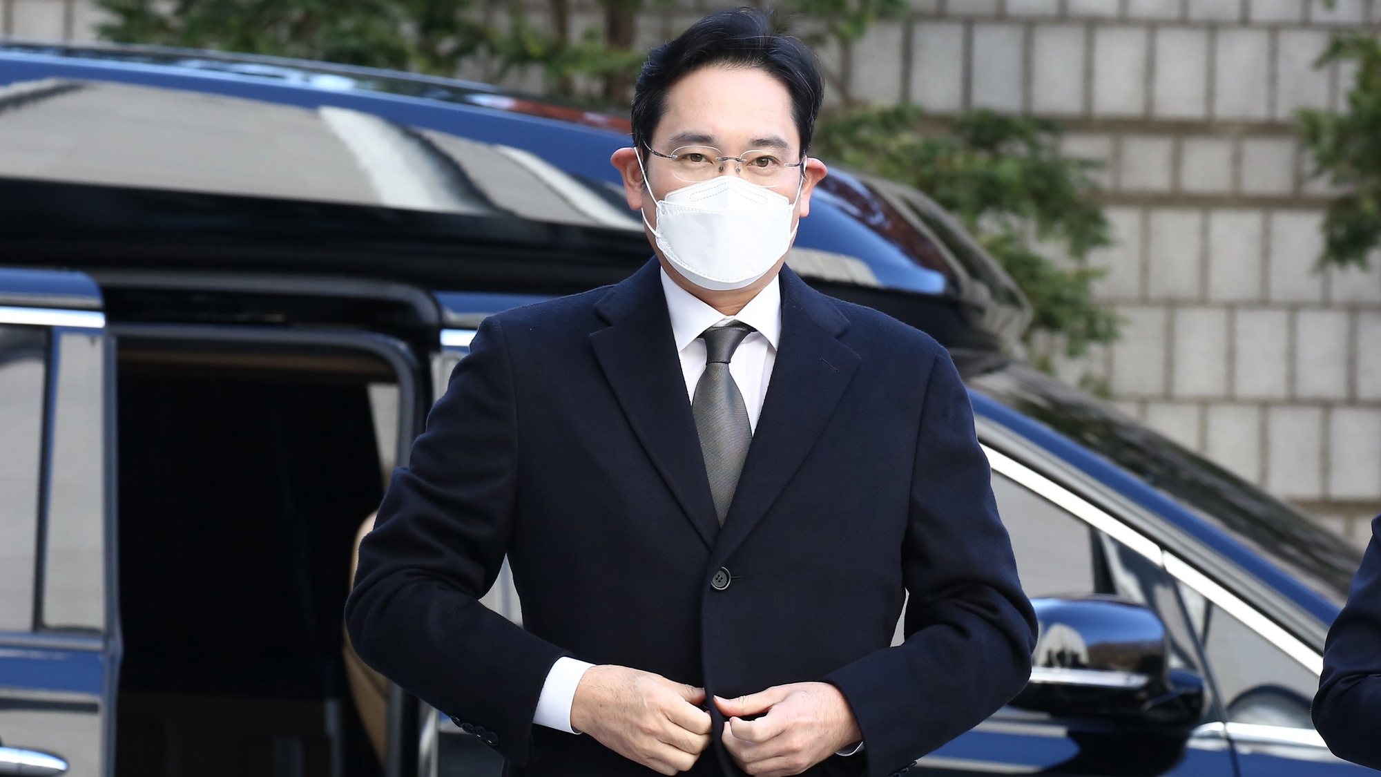 epa08852325 Lee Jae-yong, vice chairman of Samsung Group, arrives to attend a court hearing to review at the Seoul High Court in Seoul, South Korea, 30 November 2020.  EPA/KIM CHUL-SOO