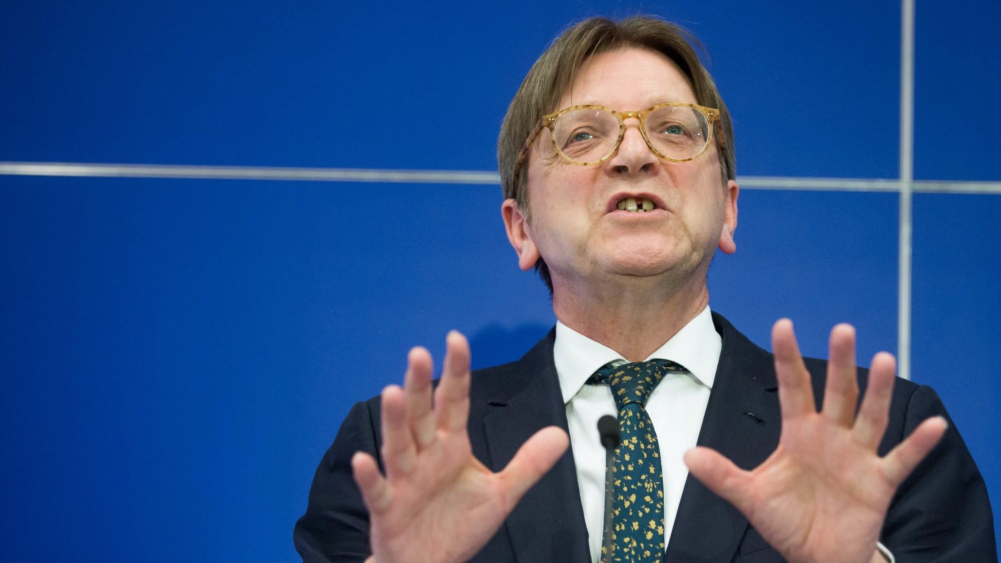 &quot;É tempo de marcar um novo Conselho Europeu o mais rapidamente possível, para avançar imediatamente para o pacote total de sanções&quot;, atirou Guy Verhofstadt.