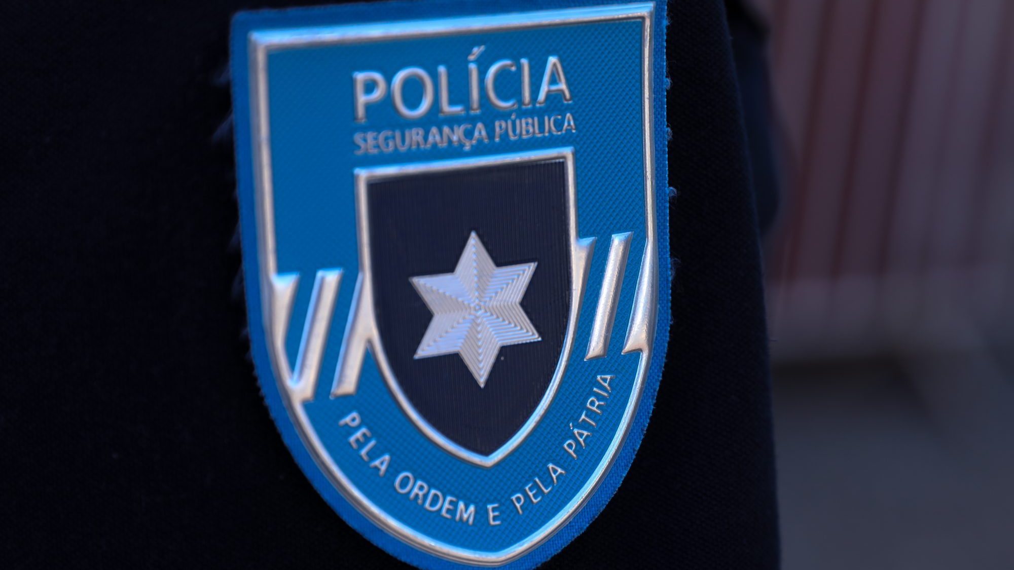 Como medida de prevenção, o trânsito de acesso ao Largo Pombeiro, na zona do Campo Mártires da Pátria, em Lisboa, continuava, às 19h00, cortado pela PSP