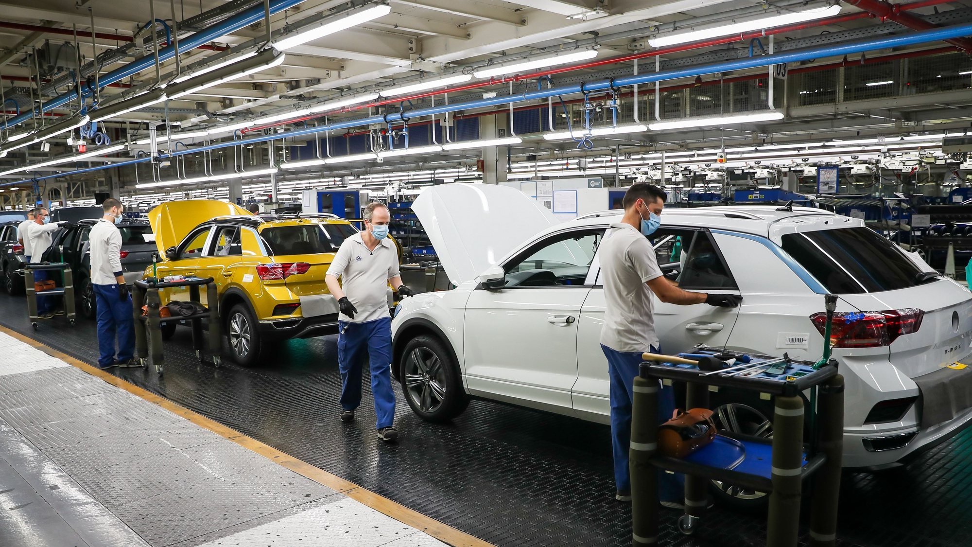 Employees work on the construction of Volkswagen T-Roc at Autoeuropa&#039;s plant in Palmela, Setubal, Portugal, 13 May 2020. JOSE SENA GOULAO/LUSA