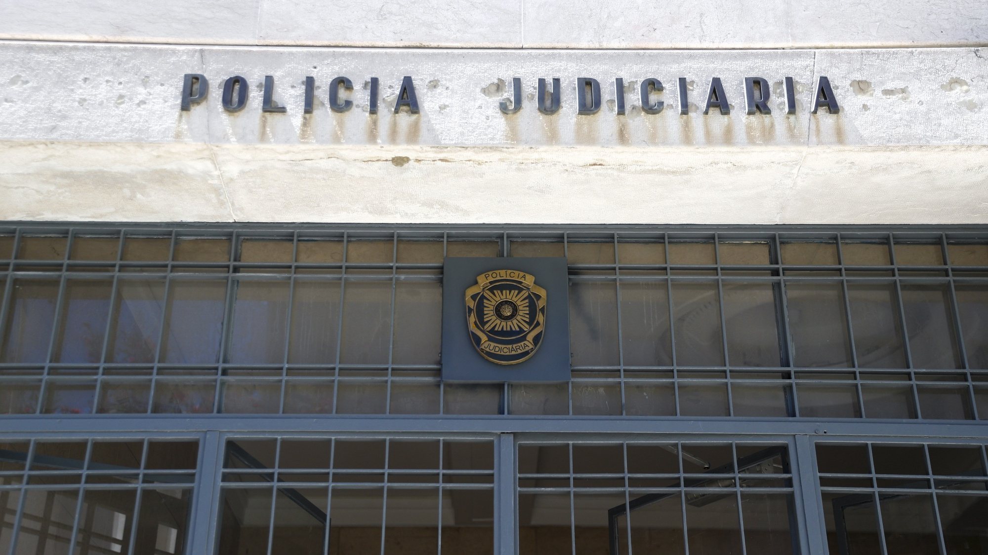 A Unidade de Informação Criminal da PJ localizou e deteve o fugitivo na zona de Portimão, no distrito de Faro