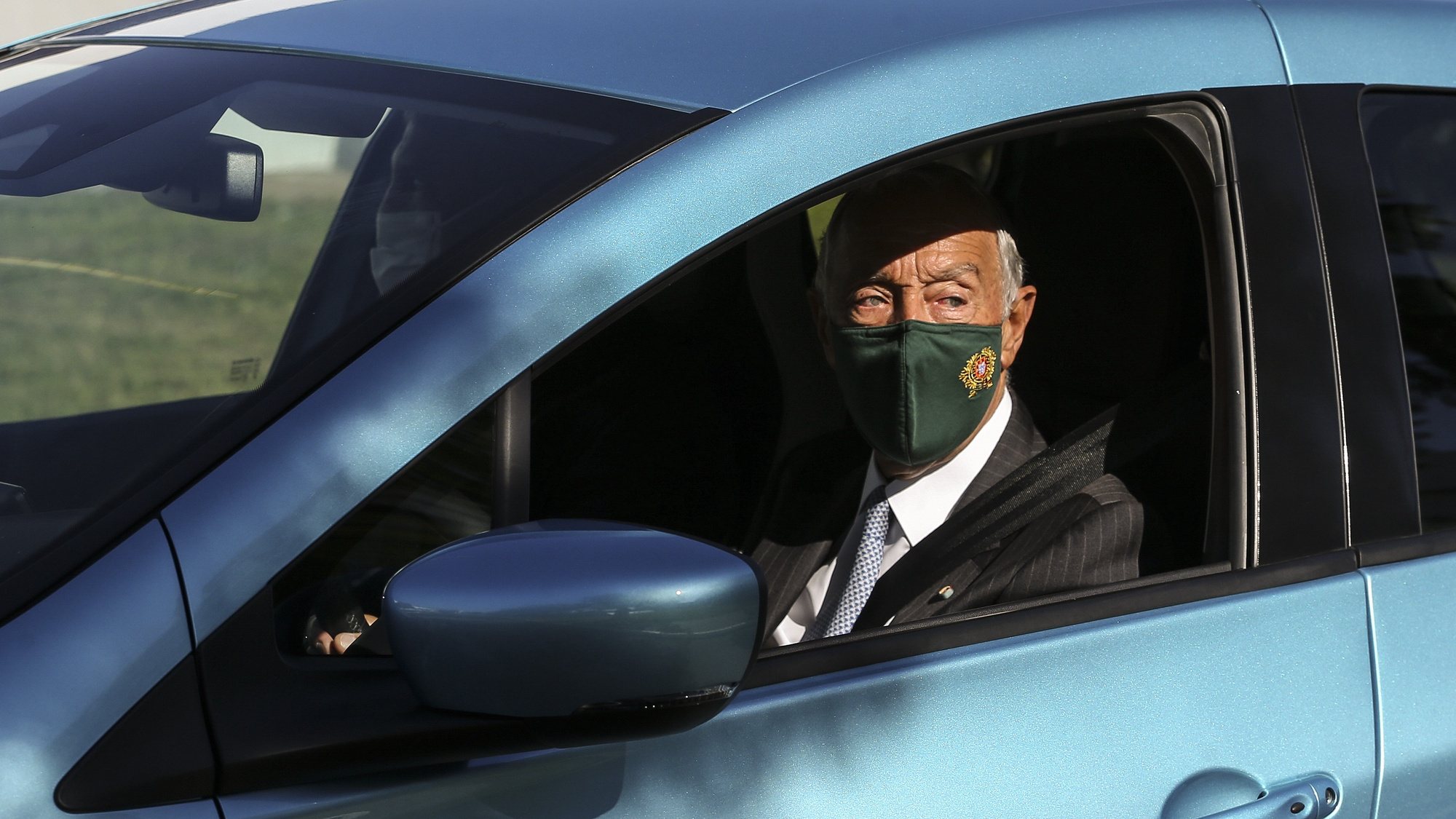 O Presidente da República, Marcelo Rebelo de Sousa, conduz um carro, durante a visita à fábrica Renault Cacia, por ocasião do 40.º aniversário, em Cacia, Aveiro, 27 de outubro de 2021. JOSÉ COELHO/LUSA