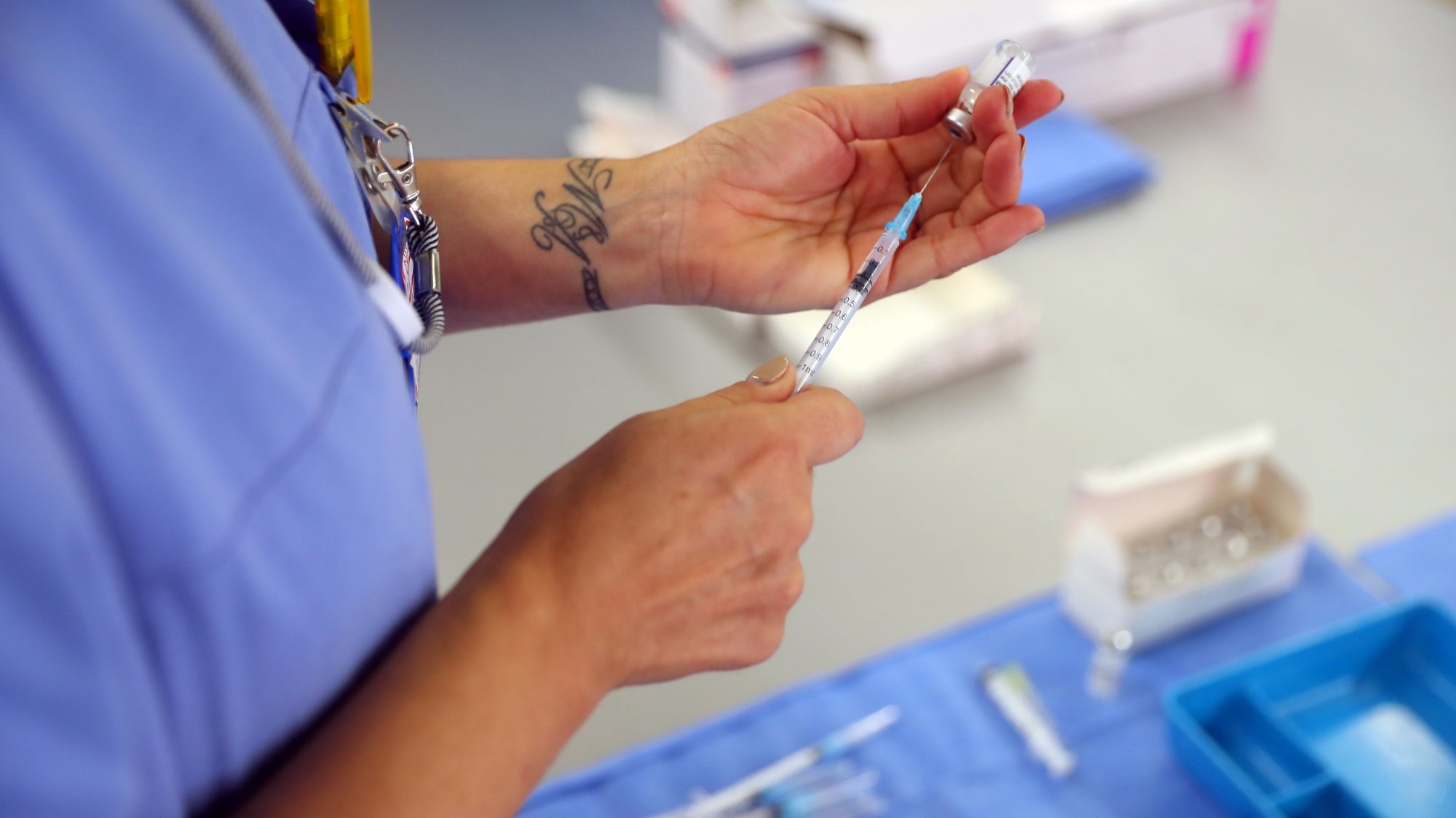 Uma técnica da equipa médica prepara as seringas com vacina contra a Covid-19 no centro de vacinação da Unidade Local de Saúde do Norte Alentejano (ULSNA) instalado no quartel dos Bombeiros Voluntários de Portalegre, 10 de novembro de 2021. NUNO VEIGA/LUSA