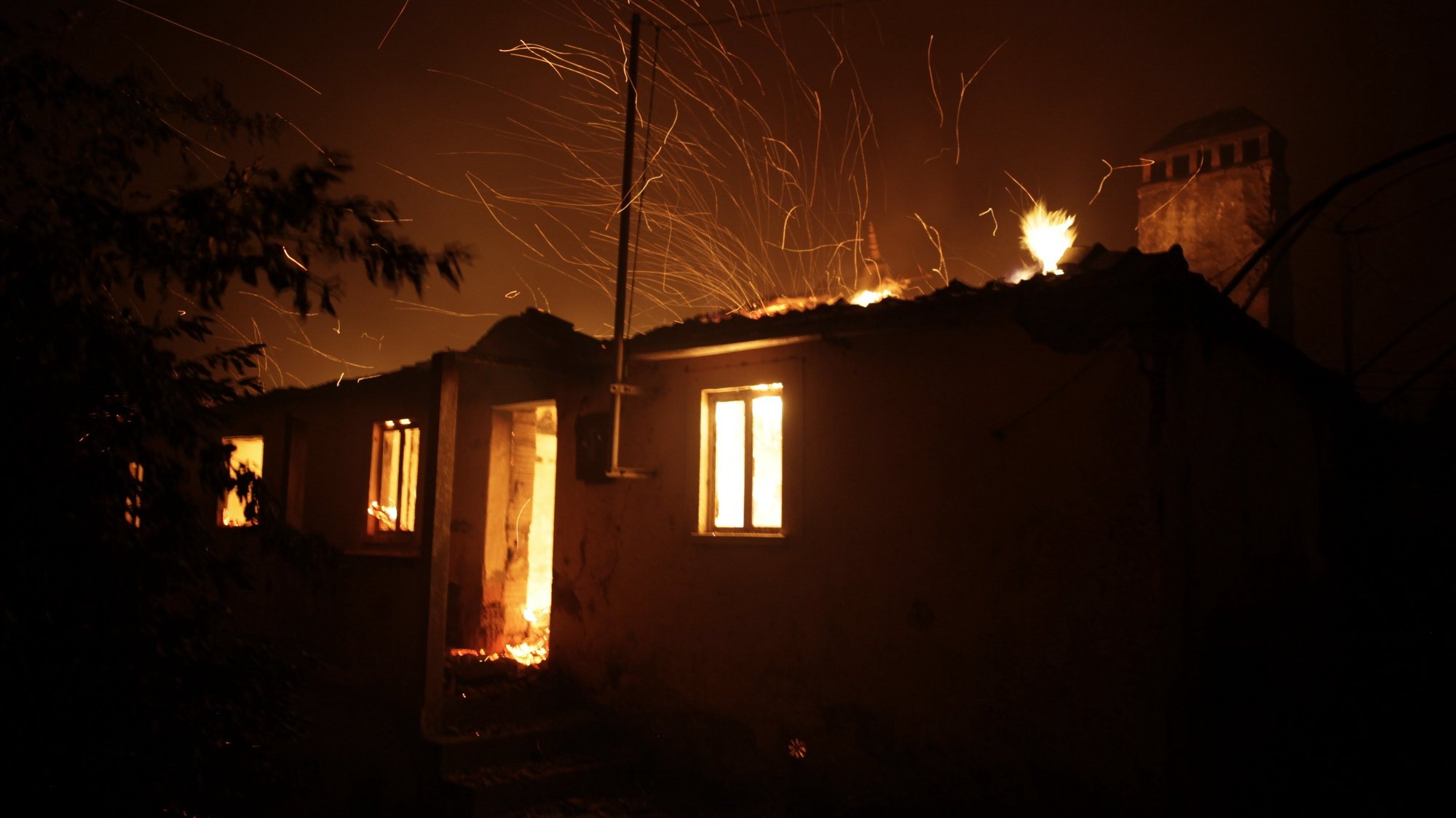 Uma casa a arder em Figueira, perto de Pedrogão Grande, em Leiria, a 17 de junho de 2017