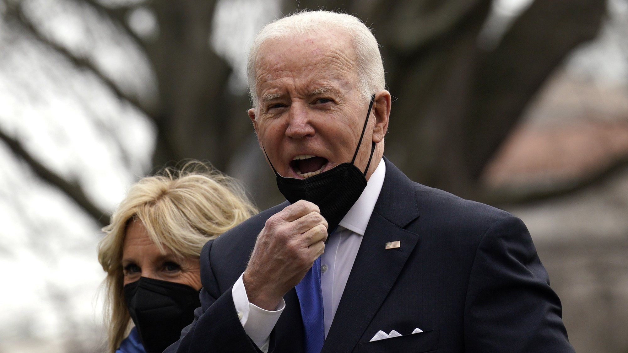 O Presidente dos EUA, Joe Biden e a primeira-dama Jill Biden cumprimentam os jornalistas