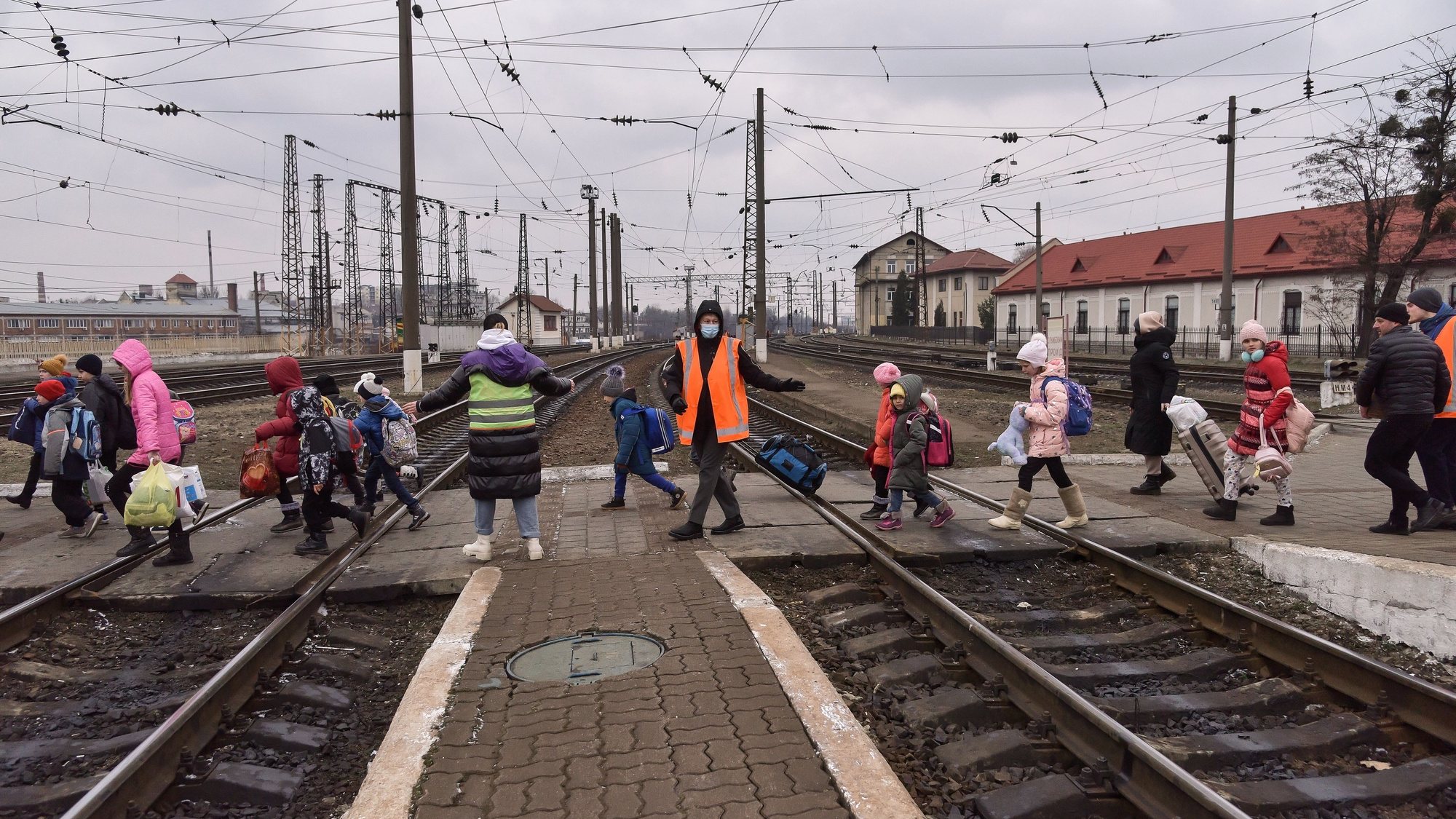 Crianças do orfanato de Hulaipole numa estação de comboio em Lviv, na Ucrânia. 7 de março de 2022