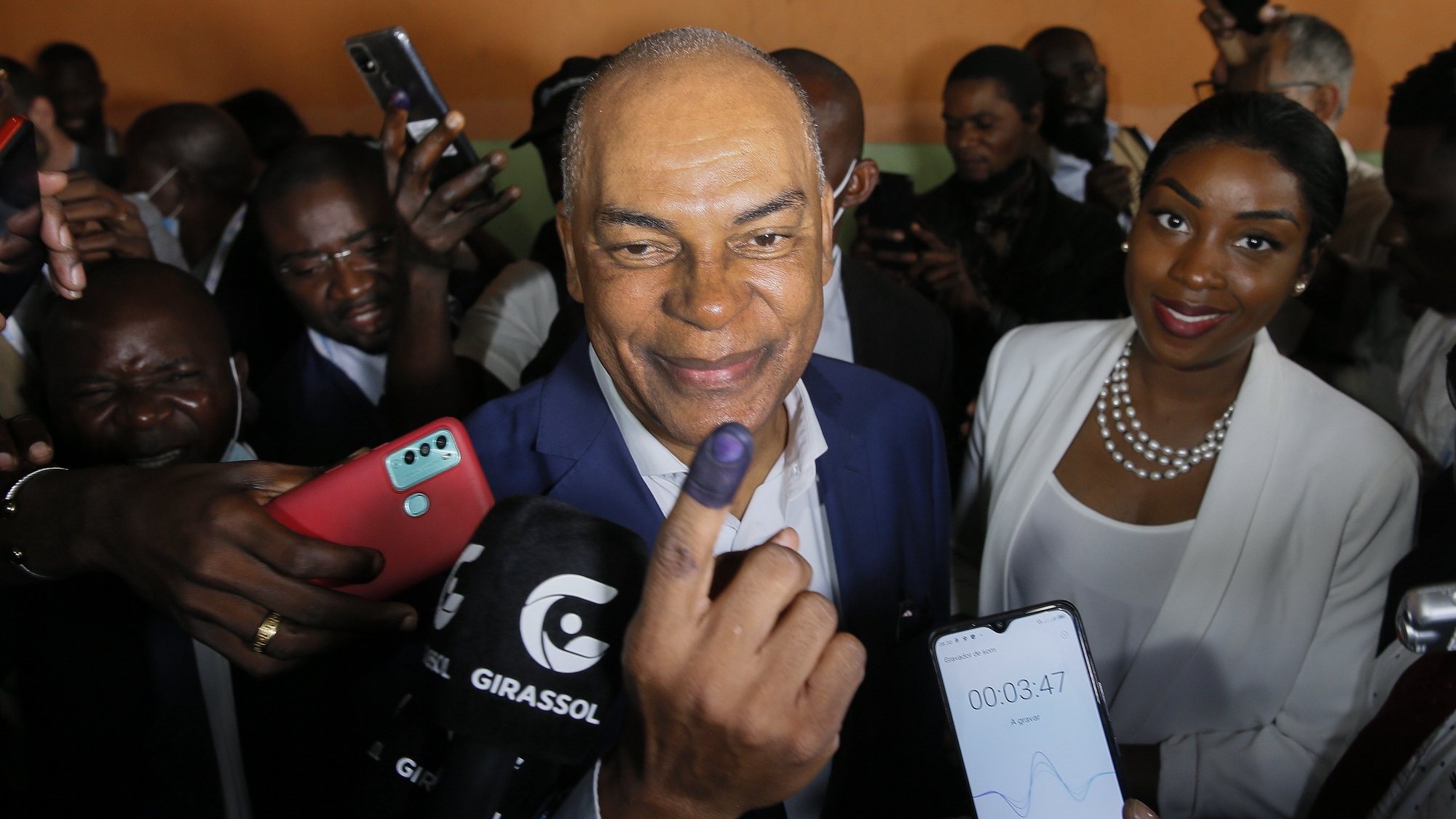 epaselect epa10135641 The leader of UNITA Adalberto da Costa Junior show his painted finger after cast his ballots in the general elections at a polling station in Luanda, Angola, 24 August 2022. Nearly 14.4 million Angolans are being called to vote in general elections, a process that the opposition considers lacking transparency, but that the government considers exemplary. The general elections will define the composition of parliament and party leader with majority of votes will become the president.  EPA/AMPE ROGERIO