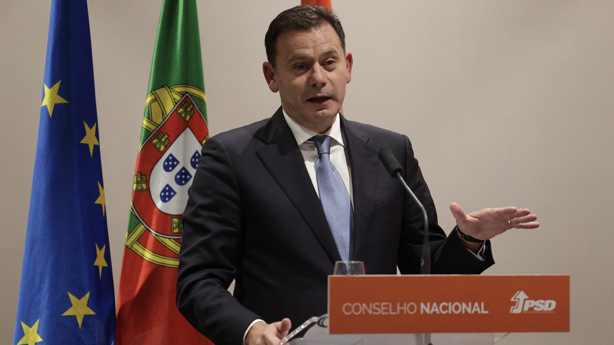 O presidente do PSD, Luis Montenegro, discursa durante a reunião do Conselho Nacional realizada num hotel de Lisboa, 25 de janeiro de 2023.   MANUEL DE ALMEIDA/LUSA