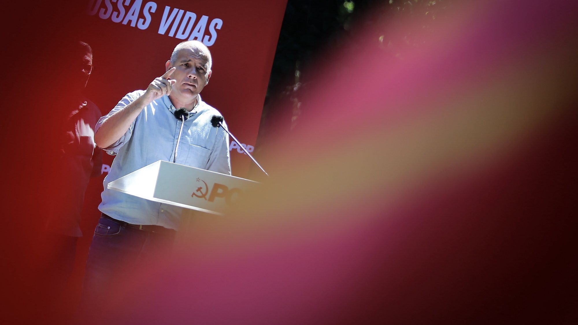 O secretário-geral do Partido Comunista Português (PCP), Paulo Raimundo, intervém durante um almoço-convívio do partido no Parque Urbano dos Cavaleiros, Santiago de Riba-Ul, Oliveira de Azeméis, 24 de junho de 2023. MANUEL FERNANDO ARAÚJO/LUSA
