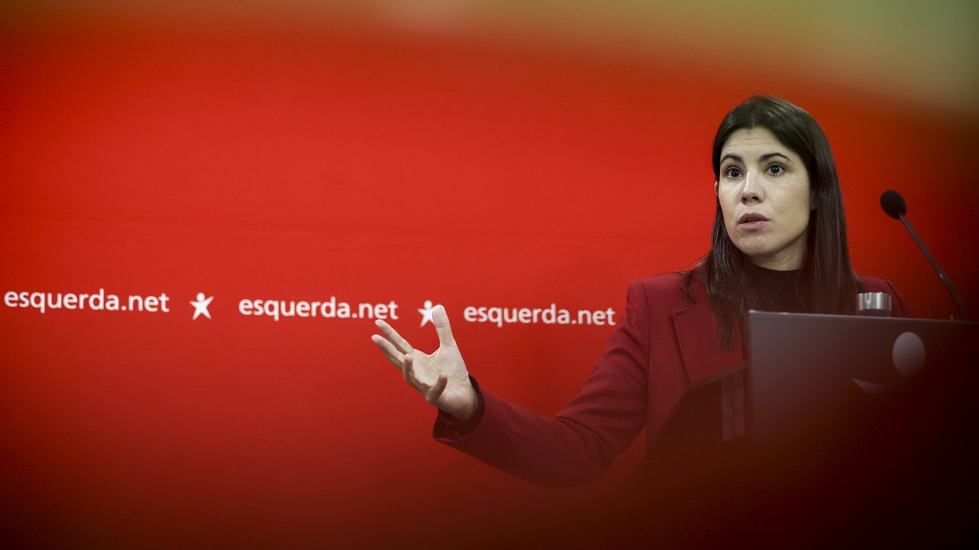 A coordenadora do Bloco de Esquerda, Mariana Mortágua, usa da palavra durante uma conferência de imprensa para apresentação das conclusões da reunião da Mesa Nacional do Bloco, em Lisboa, 16 de dezembro de 2023. JOSÉ SENA GOULÃO/LUSA