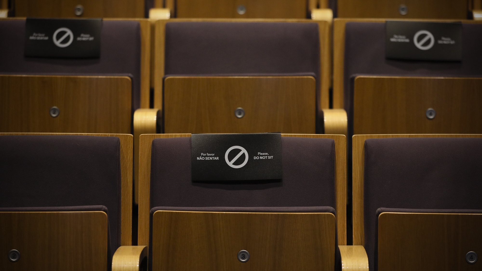 Uma placa numa cadeira alerta para o distanciamento social numa sala de espetáculos  do Teatro Municipal Rivoli, Porto, 28 de julho de 2020. JOSÉ COELHO/LUSA