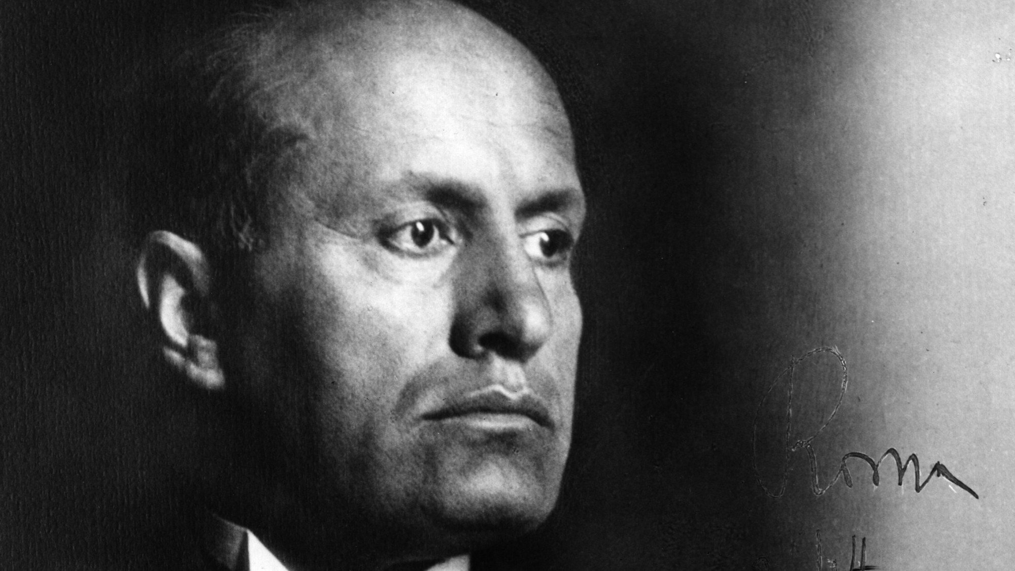 &quot;Mussolini representa o arquétipo de todos os líderes populistas do século, e chega até aos da nossa época&quot;, diz Antonio Scurati