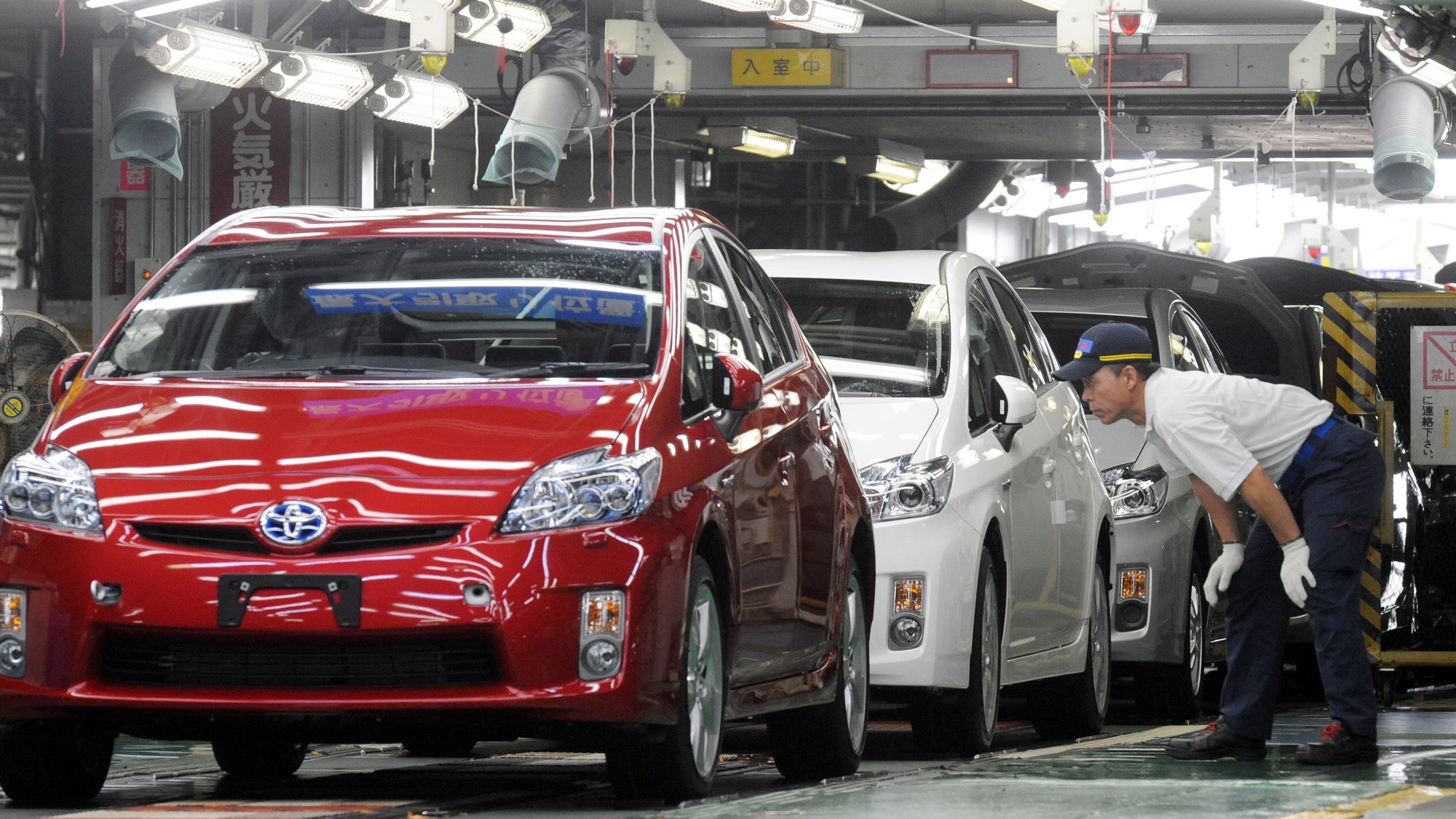 trabalhadores japoneses inspeccionam o Toyota Motor Corp Prius 2009