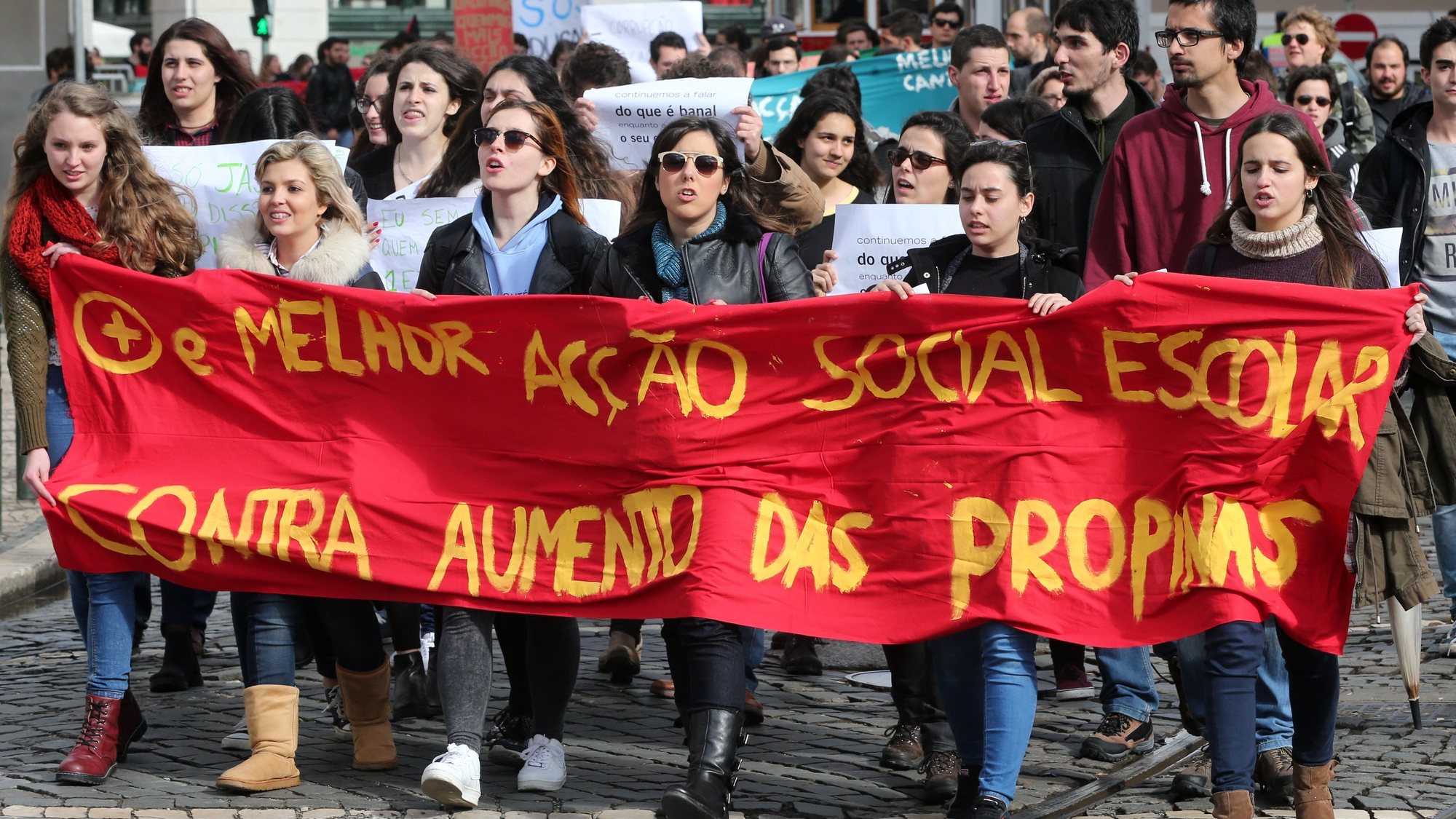 Manifestantes do ensino superior durante marcha de protesto entre o Largo do Carmo e a Assembleia da República,15 março 2016, em Lisboa,  sob o lema de “Mais e Melhor Acção Social Escolar, Não ao Aumento das Propinas”, a propósito do Dia do Estudante (24 março) e da votação do Orçamento do Estado 2016.     MANUEL DE ALMEIDA / LUSA
