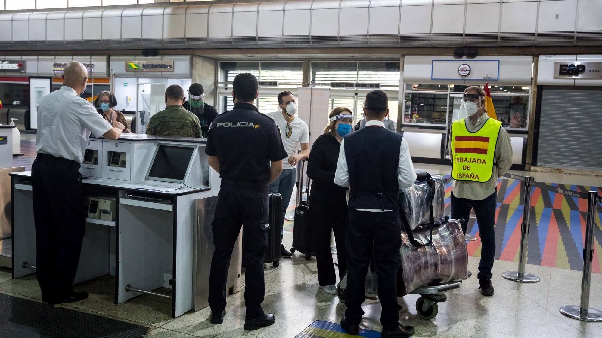 Passageiros à espera das bagagens no Aeroporto Simon Bolivar em Maiquetia, Venezuela