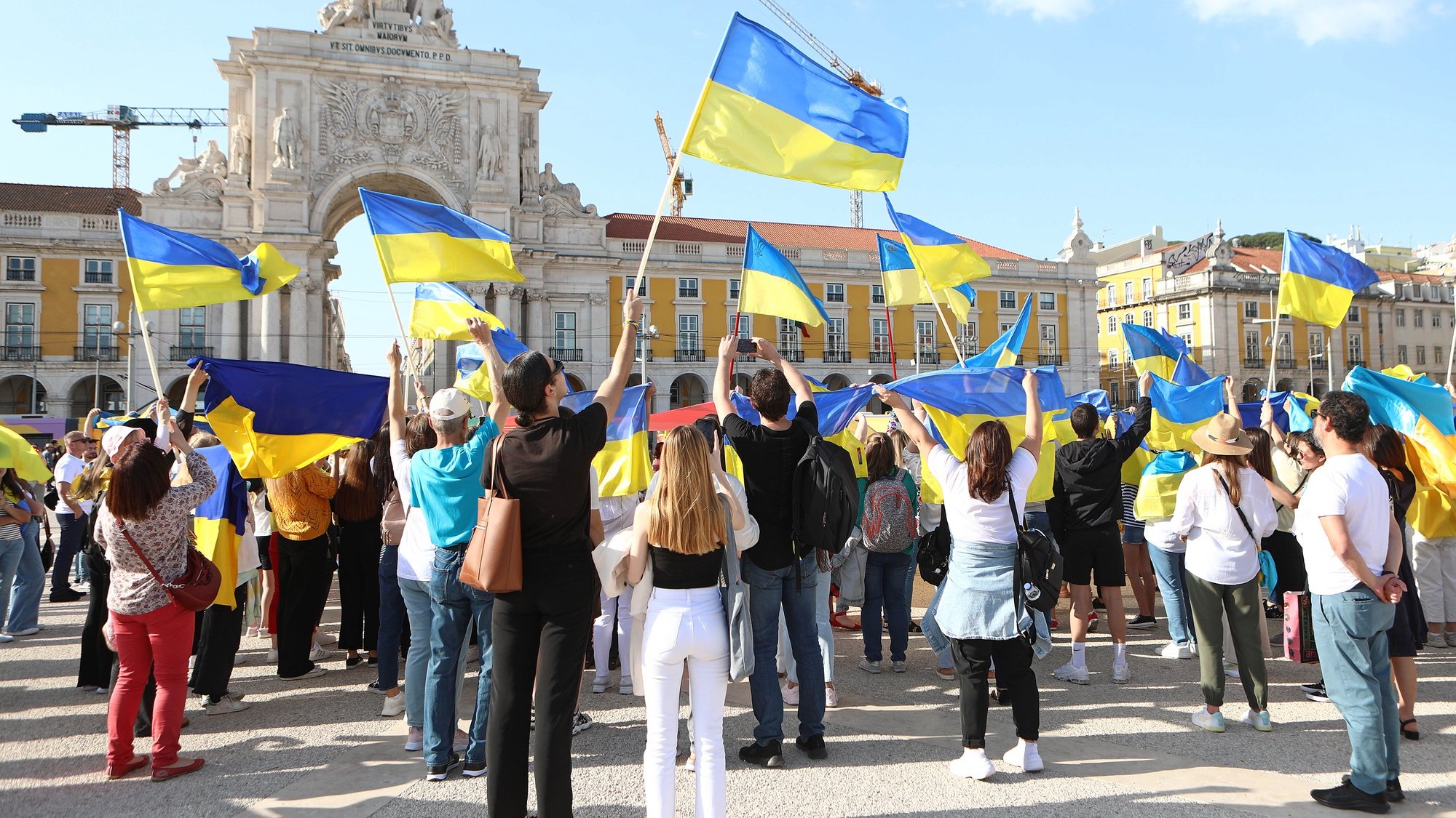 Cidadãos ucranianos manifestam-se durante a iniciativa &quot;Obrigado a Portugal&quot; (Glória a Portugal), para mostrar a gratidão da comunidade ao país, que recebeu pessoas da Ucrânia, oferecendo abrigo, trabalho, e ajuda humanitária, no Terreiro do Paço, em Lisboa, 30 de abril de 2022. ANTÓNIO PEDRO SANTOS/LUSA