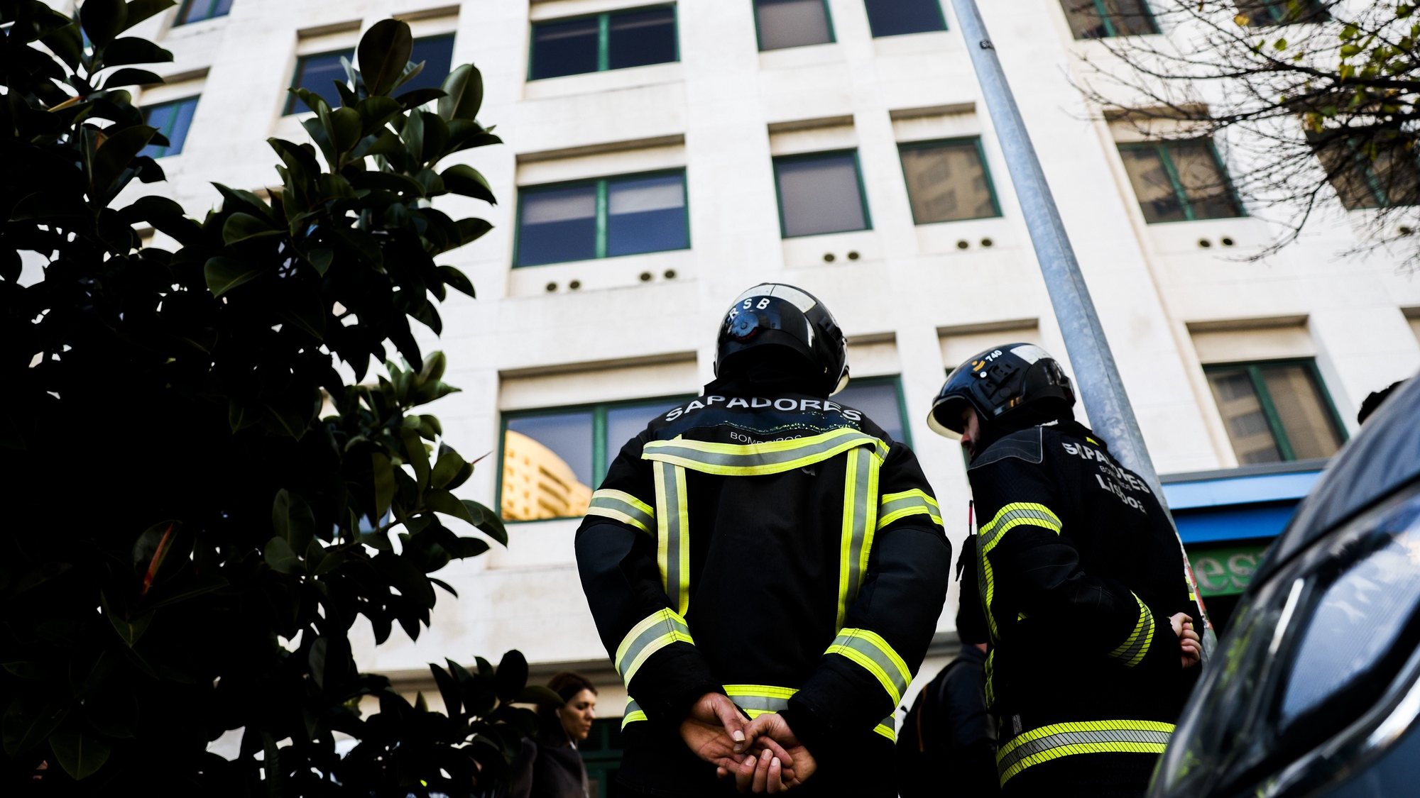 Um incêndio num prédio de 10 andares na Avenida Columbano Bordalo Pinheiro, em Lisboa, causou hoje 18 feridos, seis dos quais em estado grave, Lisboa, 05 de janeiro de 2023. No local estiveram 87 operacionais, entre elementos dos Sapadores de Bombeiros, Polícia Municipal, Bombeiros Voluntários de Lisboa, proteção civil, PSP e Instituto Nacional de Emergência Médica (INEM), com o apoio de 40 veículos.TIAGO PETINGA/LUSA