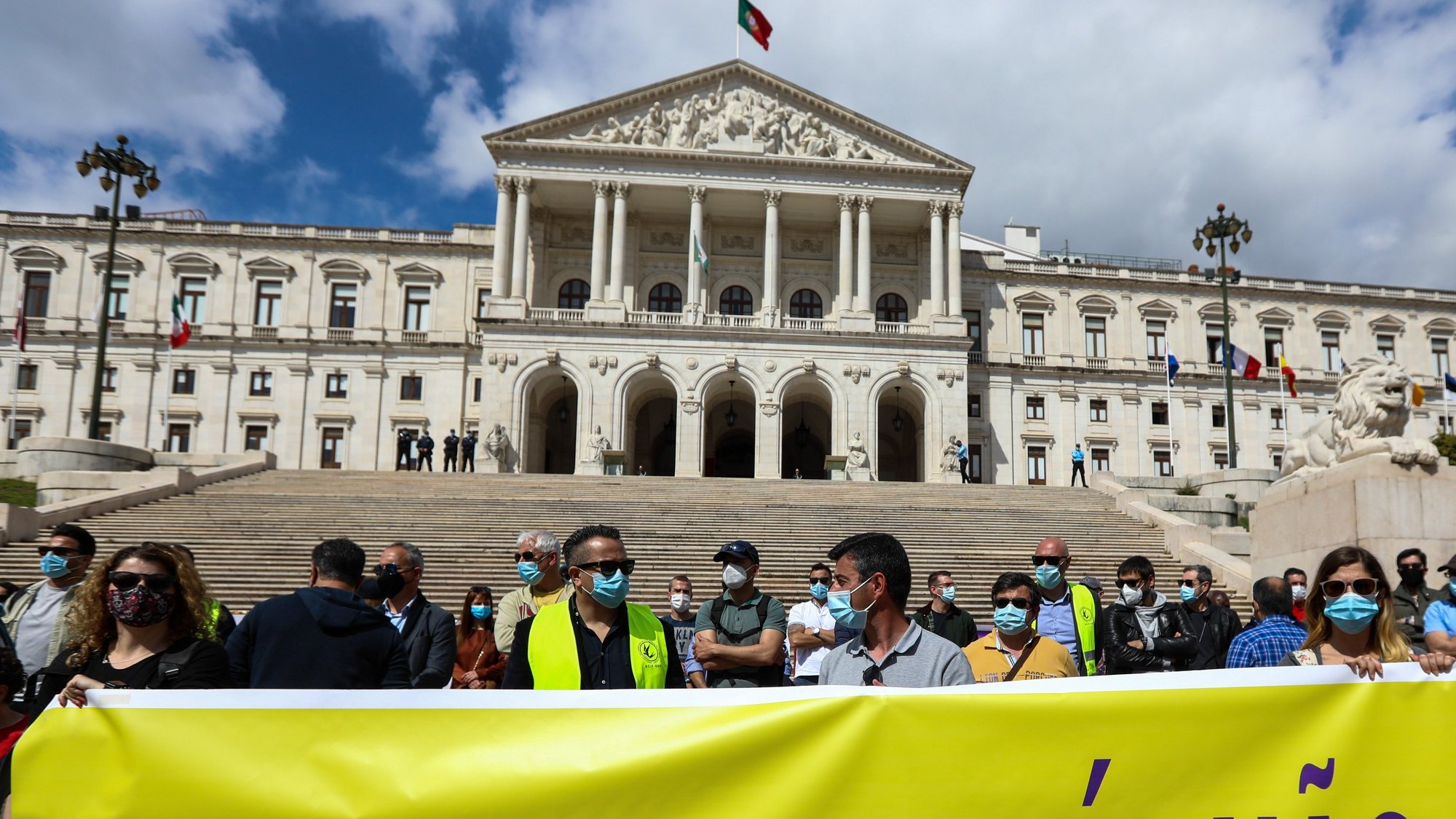 Inspetores do Serviço de Estrangeiros e Fronteiras (SEF) manifestam-se em frente da Assembleia da República, num protesto organizado pelo Sindicato da Carreira de Investigação e Fiscalização do Serviço de Estrangeiros e Fronteiras contra a intenção do Governo de extinguir o serviço, em Lisboa, 25 de março de 2021. ANTÓNIO COTRIM/LUSA
